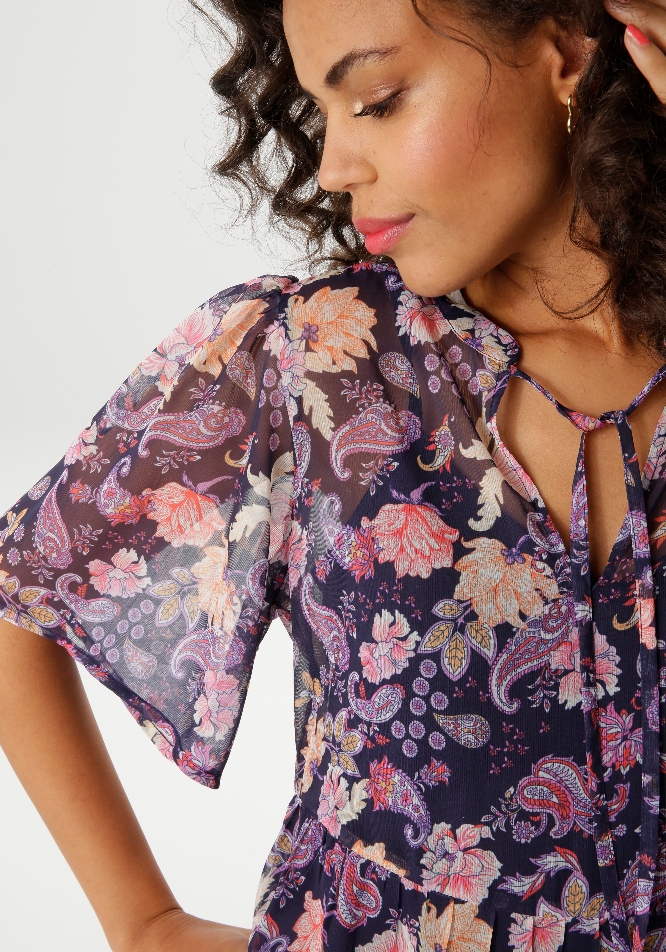 Aniston CASUAL Sommerkleid, mit fantasievollem Blumen- und Paisley-Druck