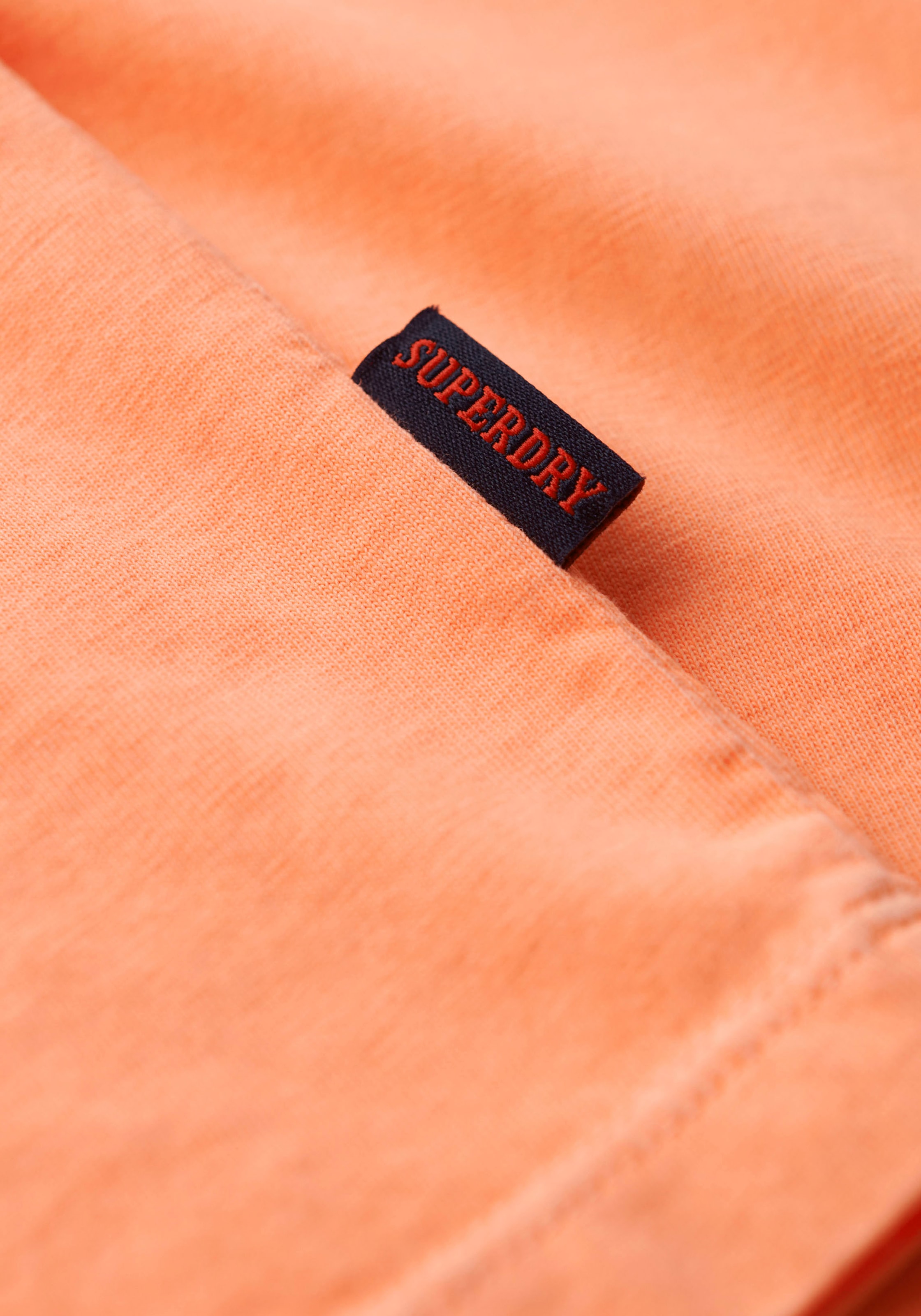Superdry Rundhalsshirt »ESSENTIAL LOGO EMB NEON TEE« aus Baumwolle und Single Jersey, normale Passform, ohne Kragen