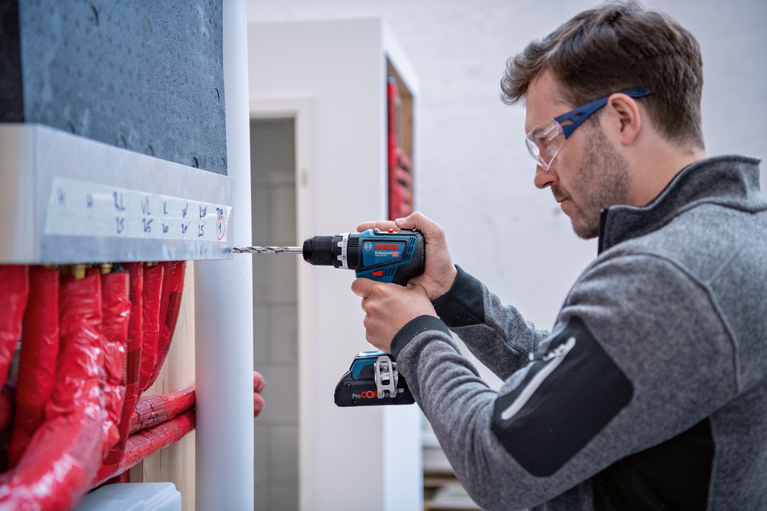 Bosch Professional Akku-Schlagbohrschrauber »GSB 18V-90 C«, inkl. 2x 4 Ah Akku und Schnellladegerät GAL 18V-40, mit L-BOXX