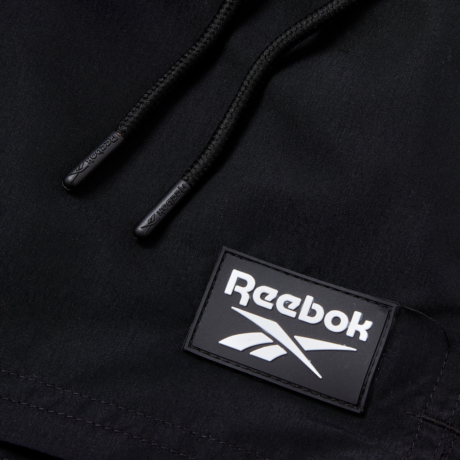 Reebok Badeshorts »Ace« mit kleinen Seitenschlitzen, Eingriff-Taschen seitlich