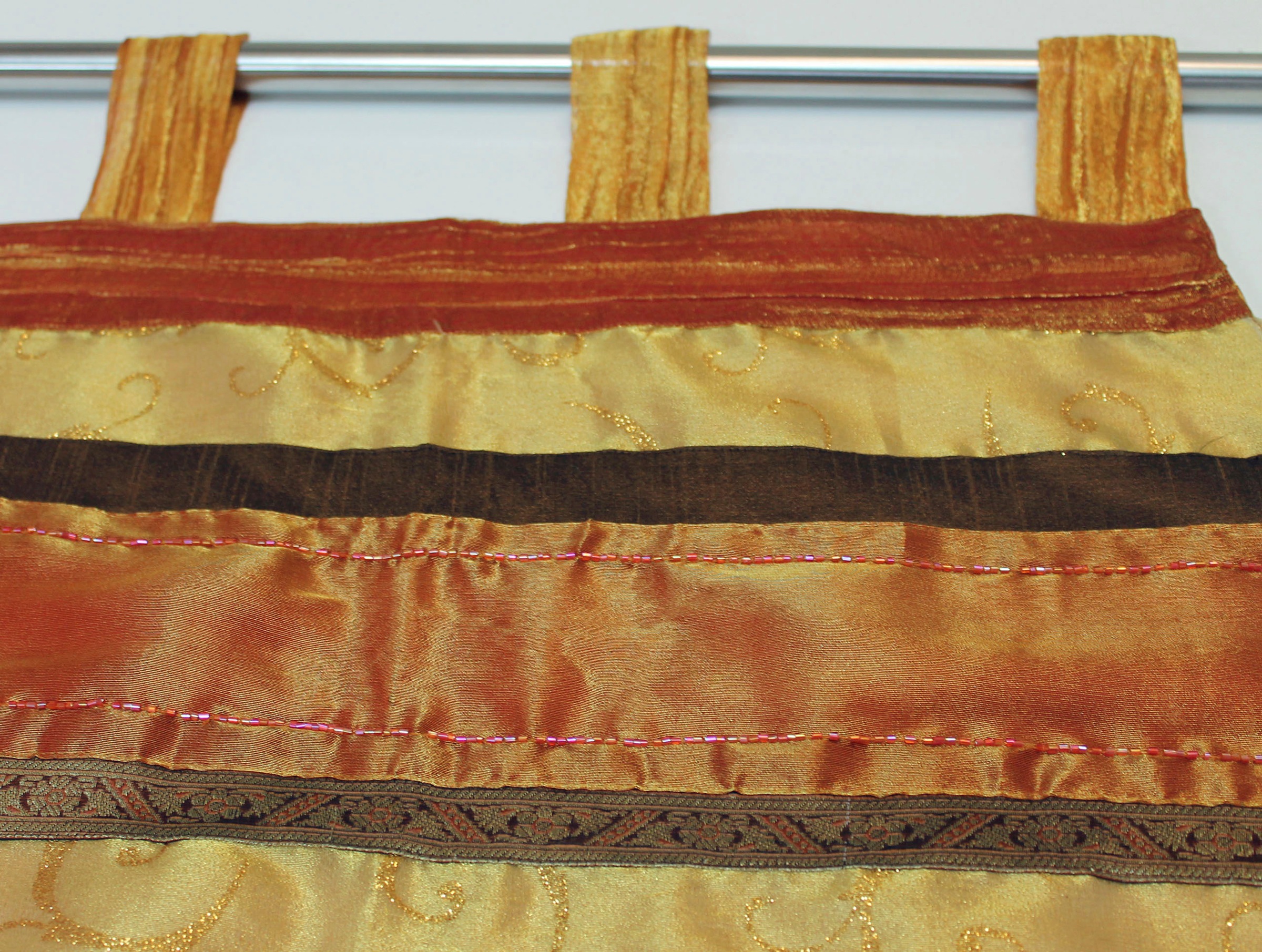 HOSSNER - ART OF HOME DECO Gardine »Lungernsee«, (1 St.), Schlaufenschal mit Brokat-Bordüre