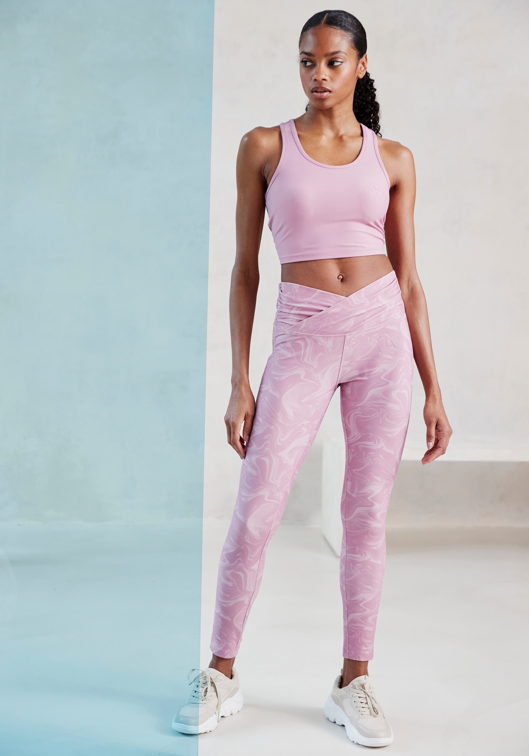 LASCANA ACTIVE Crop-Top, Sporttop mit Ringerrücken und Logodruck