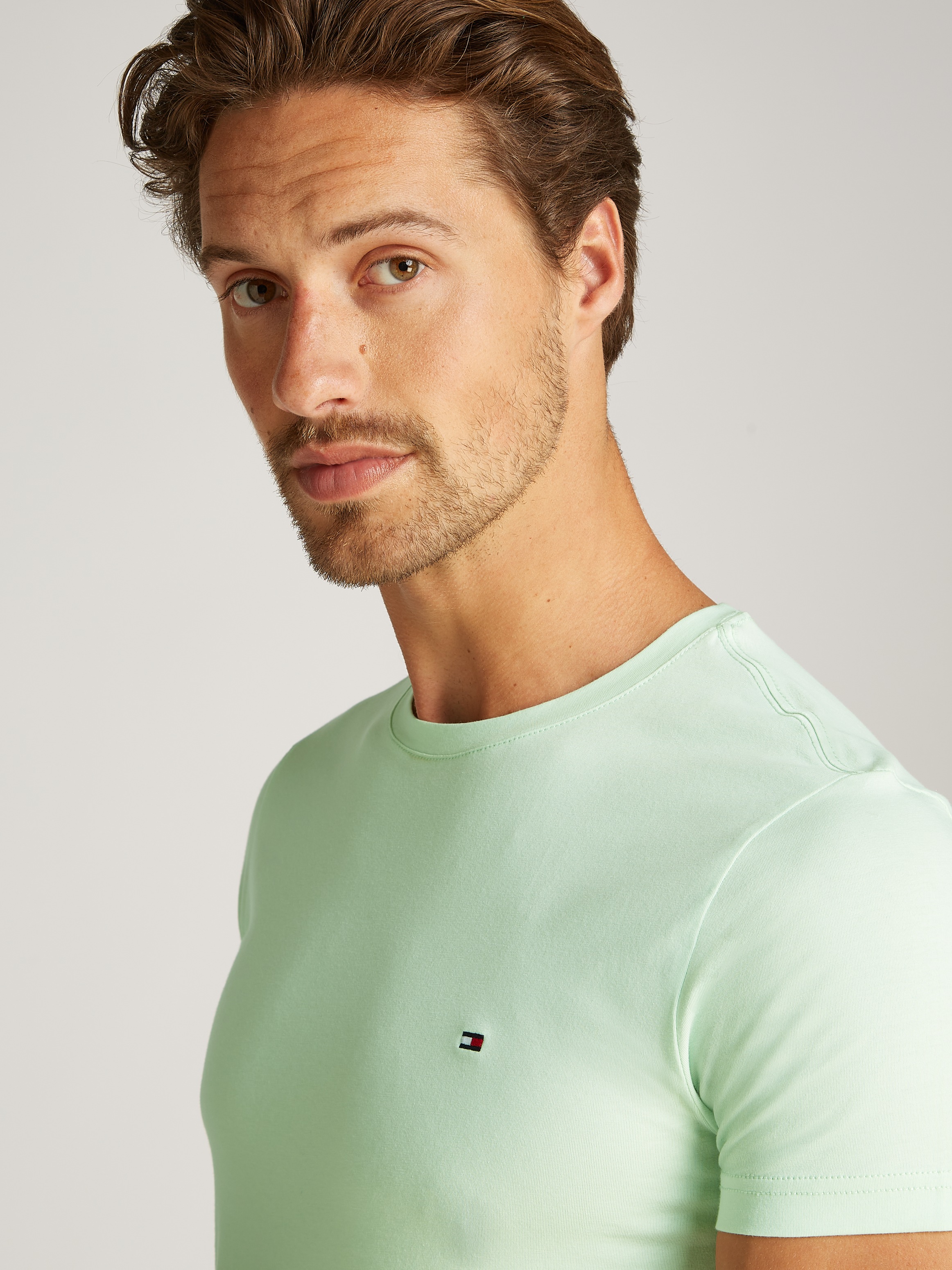 Tommy Hilfiger T-Shirt »STRETCH SLIM FIT TEE mit Rundhals und Logostickerei« unifarben, casual, slim fit, Baumwollmix, Rundhals