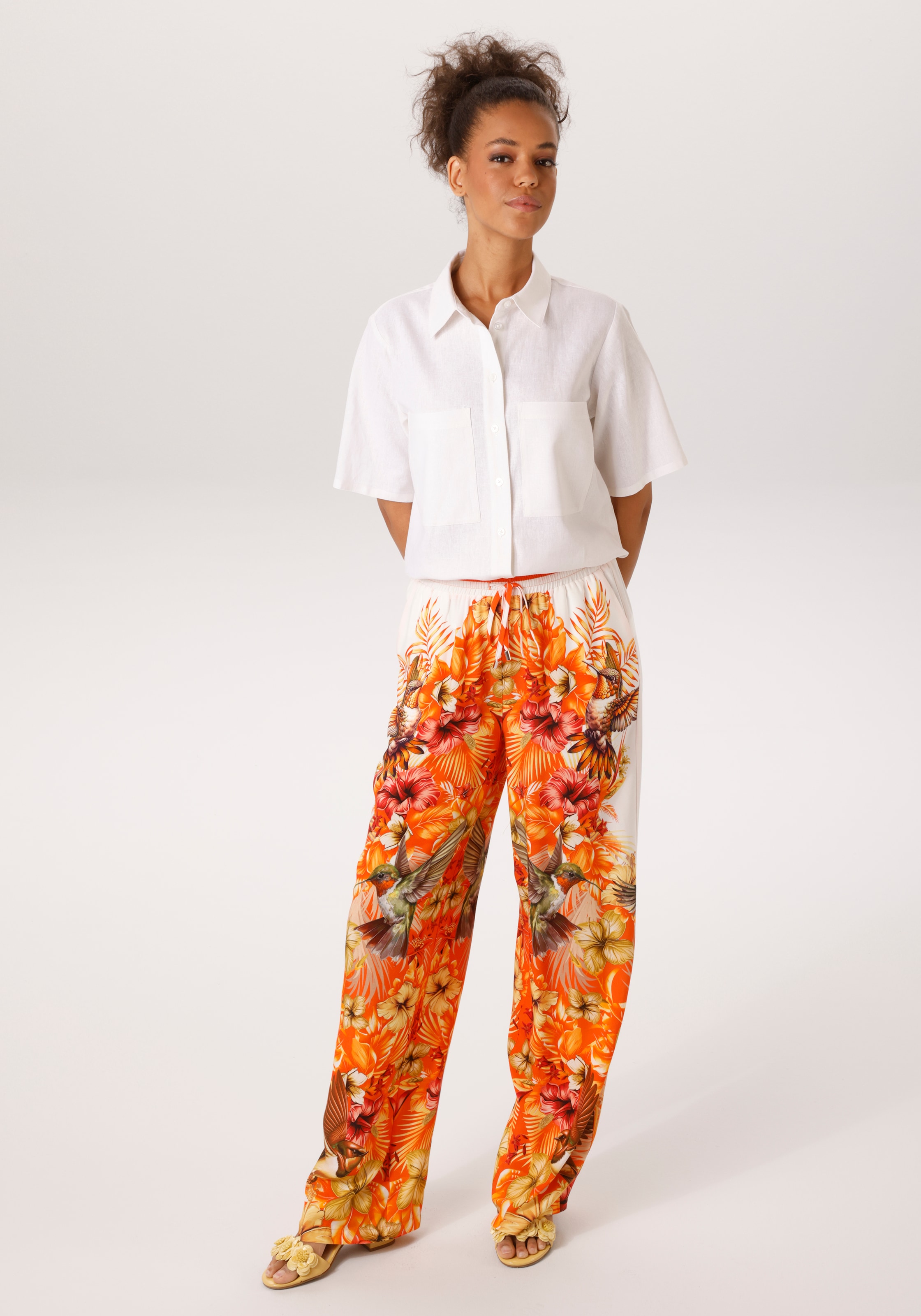 Aniston CASUAL Schlupfhose  mit tropischen Vögeln, Blüten und Blättern bedruckt - NEUE KOLLEKTION