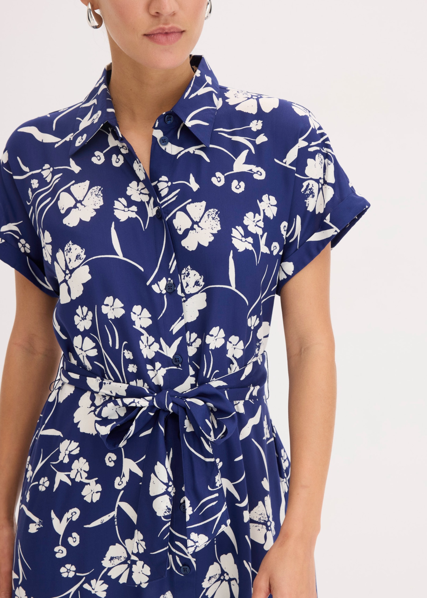 bonprix Blusenkleid feminin geschnitten, mit Hemdblusenkragen, Kurzarm, mit Bindeband