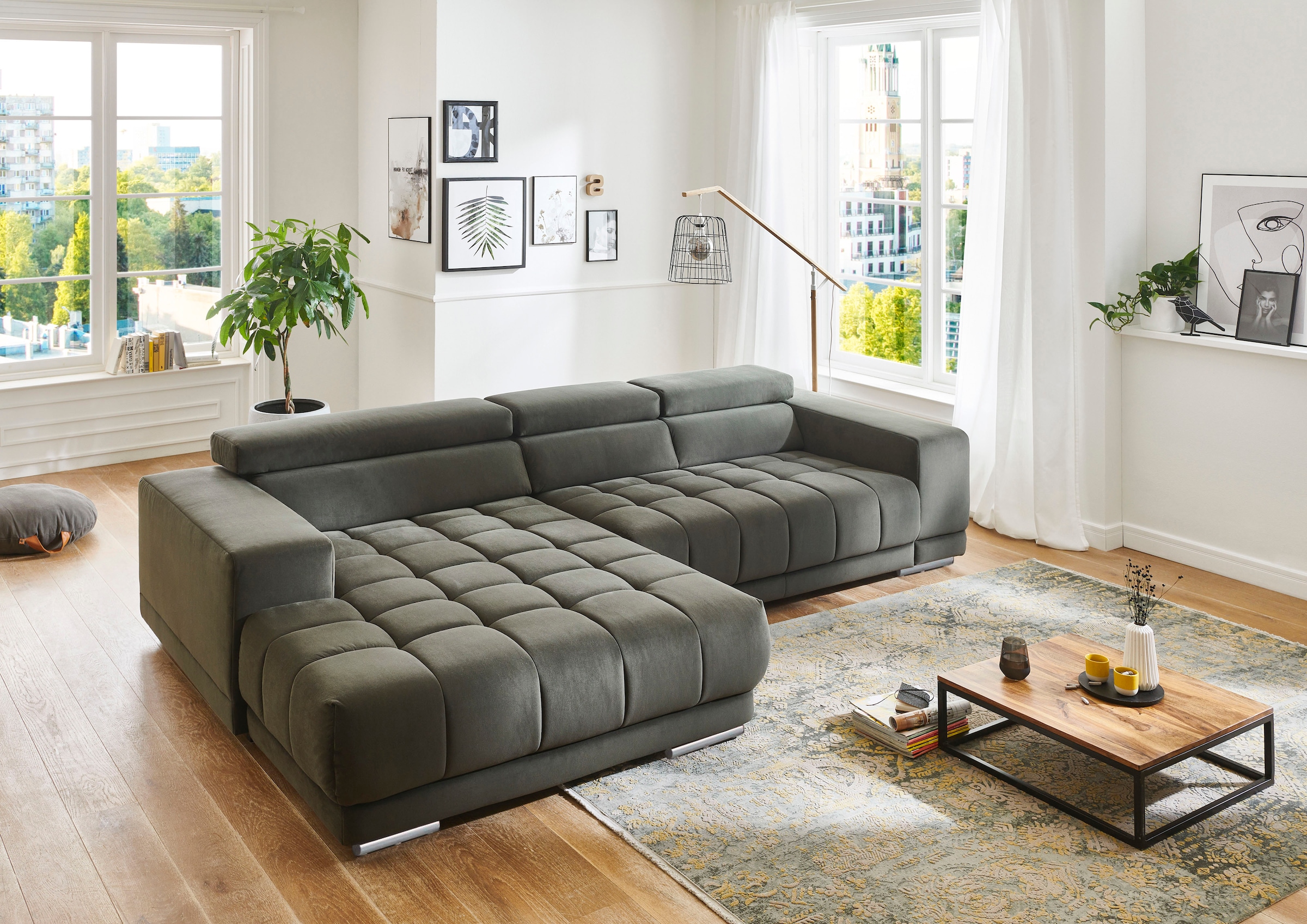Die PlanBar Ecksofa »MP-IN15053 L-Form extra breiter Schenkel« mit Kopfteilverstellung, wahlweise mit manueller Vorziehbank
