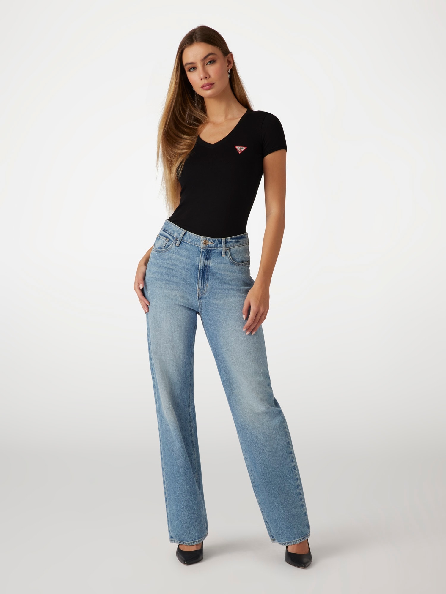Guess T-Shirt »SS VN MINI TRIANGLE TEE« mit V-Ausschnitt, Slim Fit