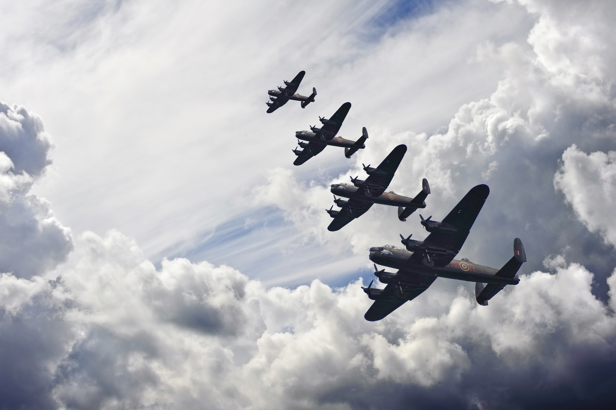 Papermoon Fototapete »VINTAGE FLUGZEUGE-LANCASTER FLUGZEUG WOLKEN HIMMEL XX günstig online kaufen