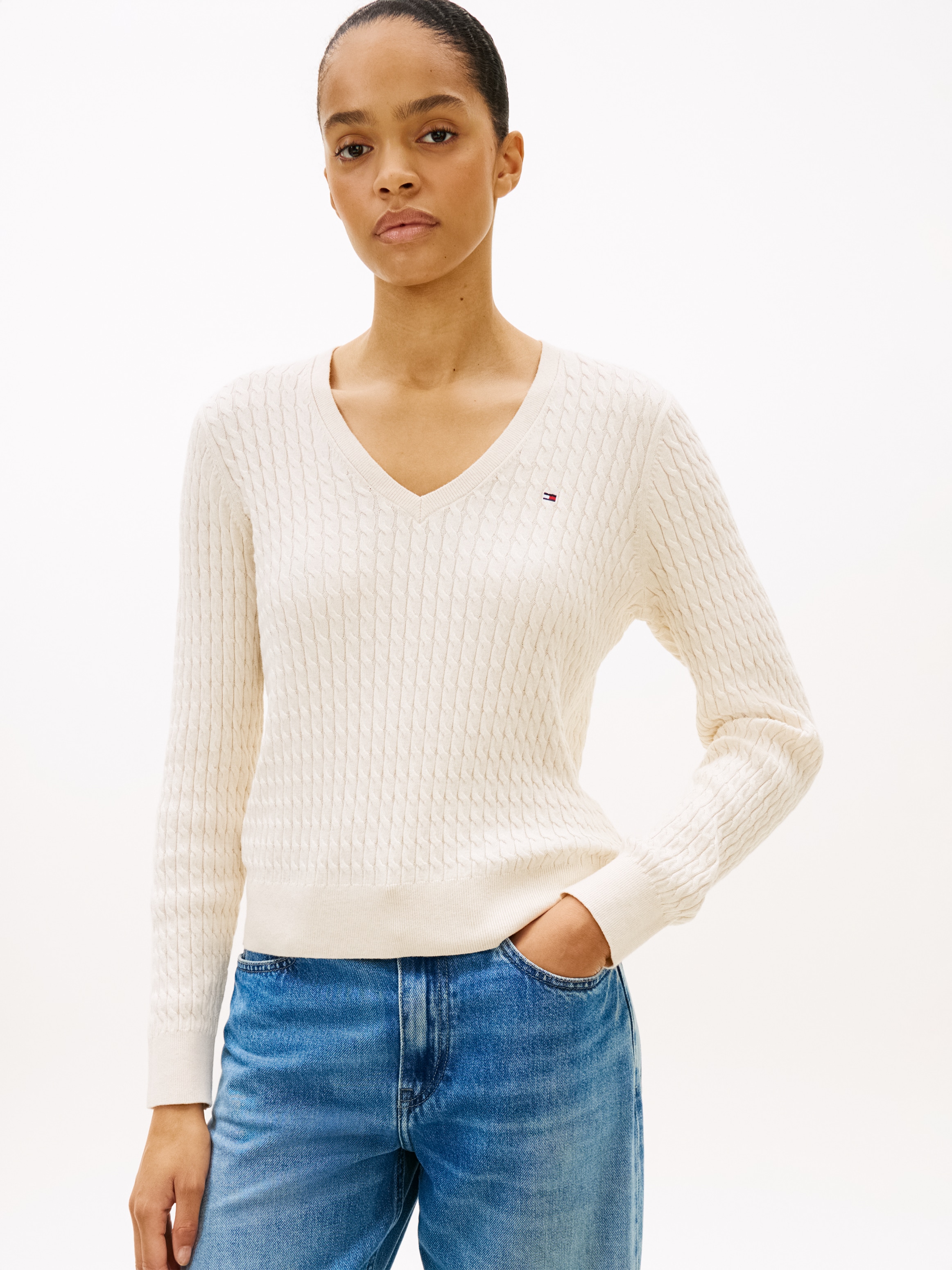 Tommy Hilfiger V-Ausschnitt-Pullover »CO CABLE V-NK LS SWT« mit Zopfmuster, Logostickerei