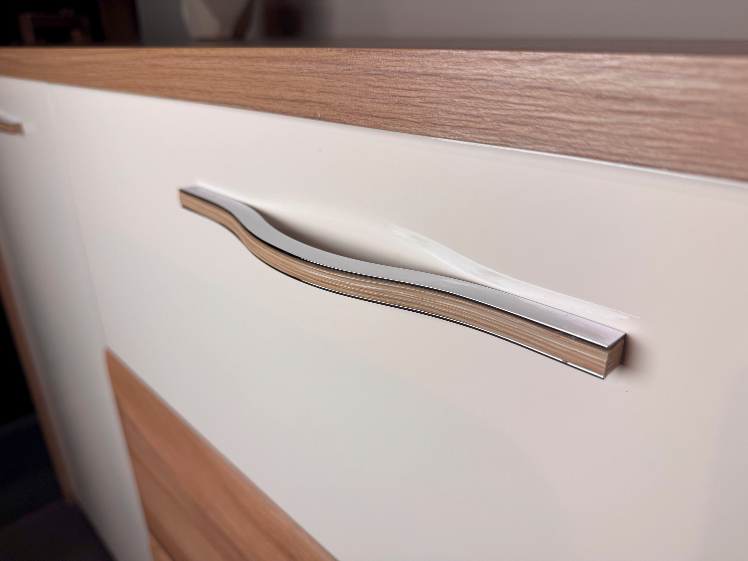Home affaire Kommode »Gala, melaminbeschichtet und beige hochglänzend UV lackiert«, (Soft-Close Funktion, Maße: B/T/H 170/46/83cm), 2trg., mit 4 Schubladen, klassische Rahmenoptik, FSC-zertifiziert