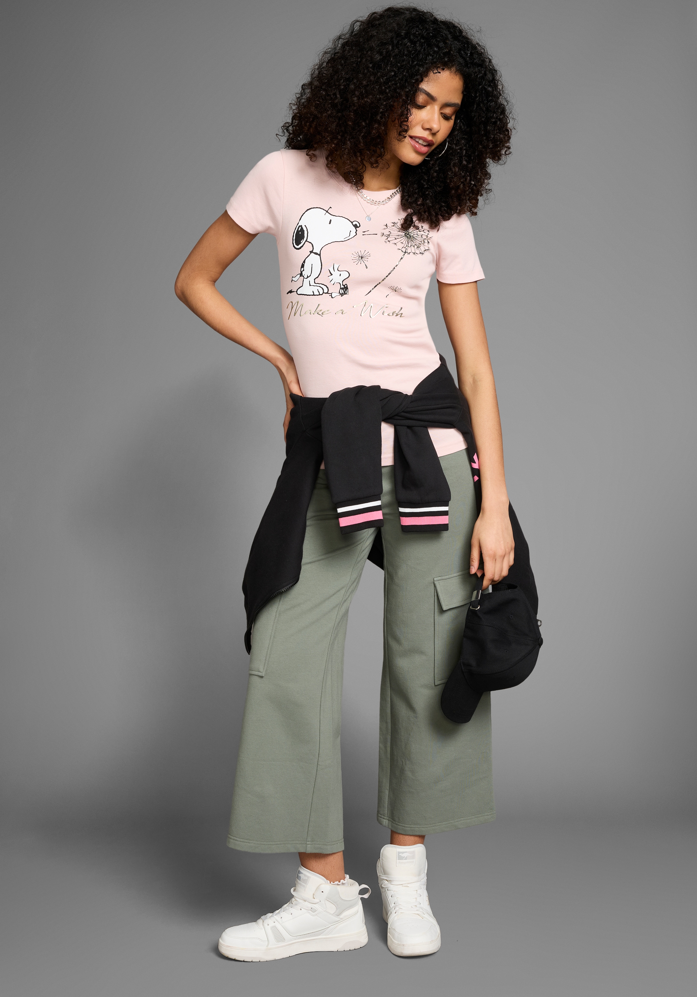 KangaROOS Kurzarmshirt, sehr figurbetonte Passform, bedruckte, melierte und metallic Optik