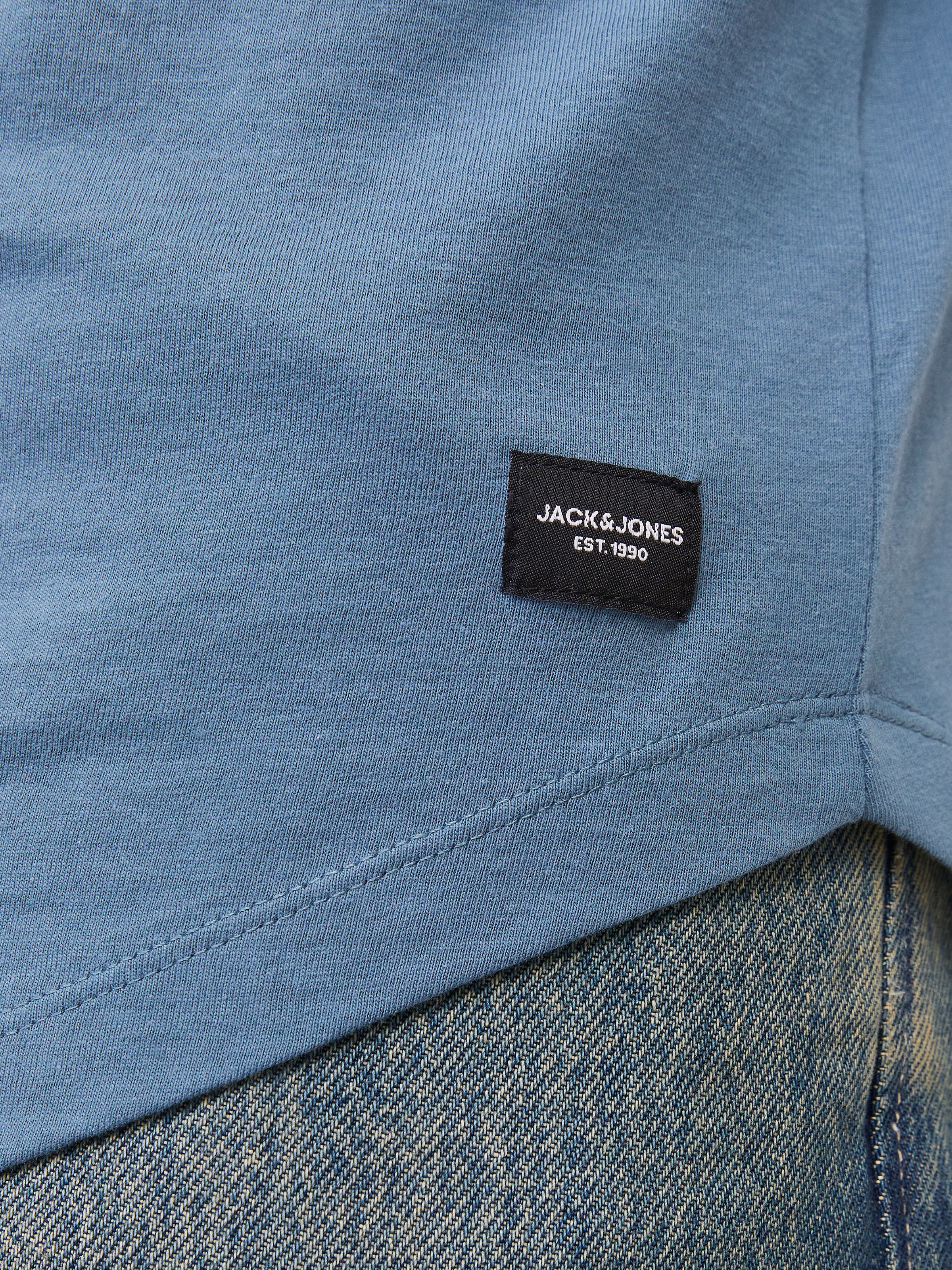 Jack & Jones Rundhalsshirt »JJENOA TEE SS CREW NECK NOOS«, mit abgerundetem Saum
