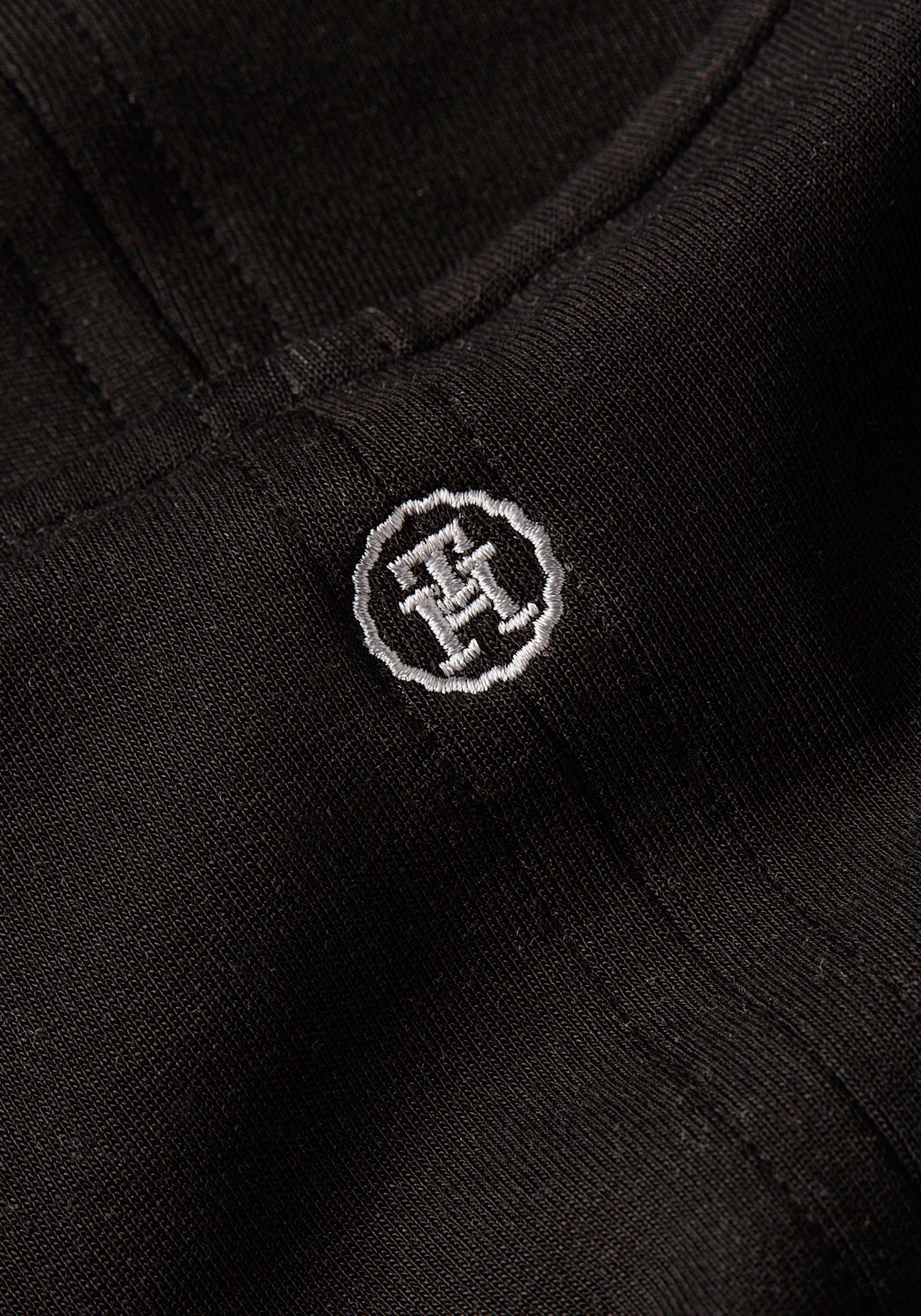 Tommy Hilfiger Jerseykleid »SHINY INTERLOCK V-NK NS KNEE DRS«, mit Logostickerei