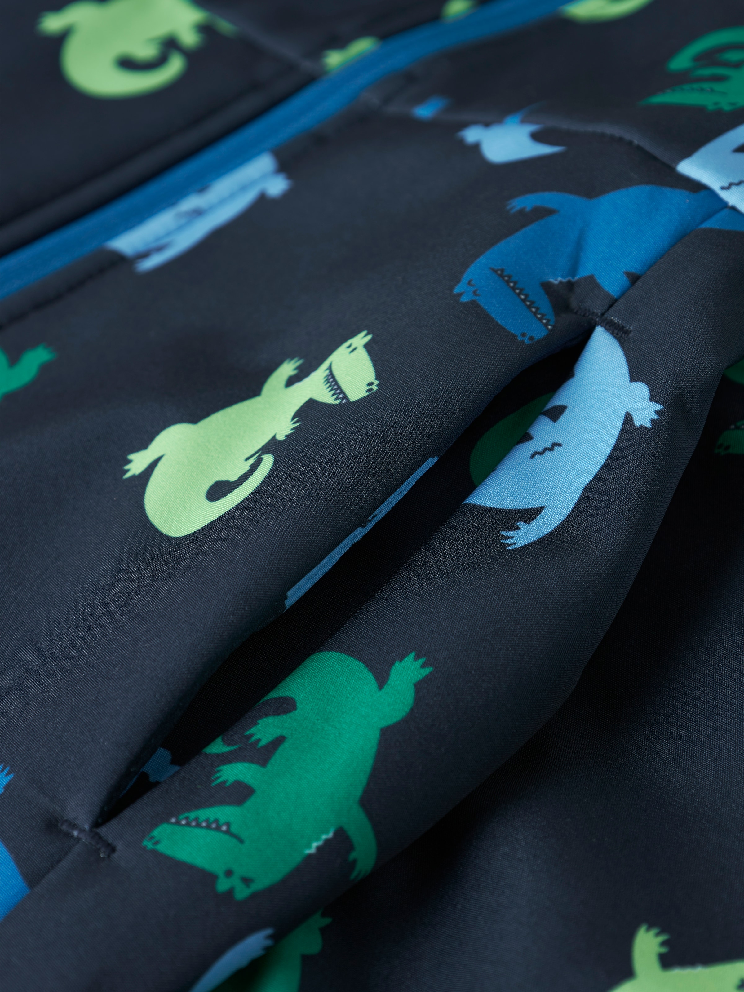 Name It Softshelljacke »NMMMALTA05 SOFTSHELL JACKET AOP FO« mit Kapuze Materialmix, wasserdicht, winddicht, atmungsaktiv