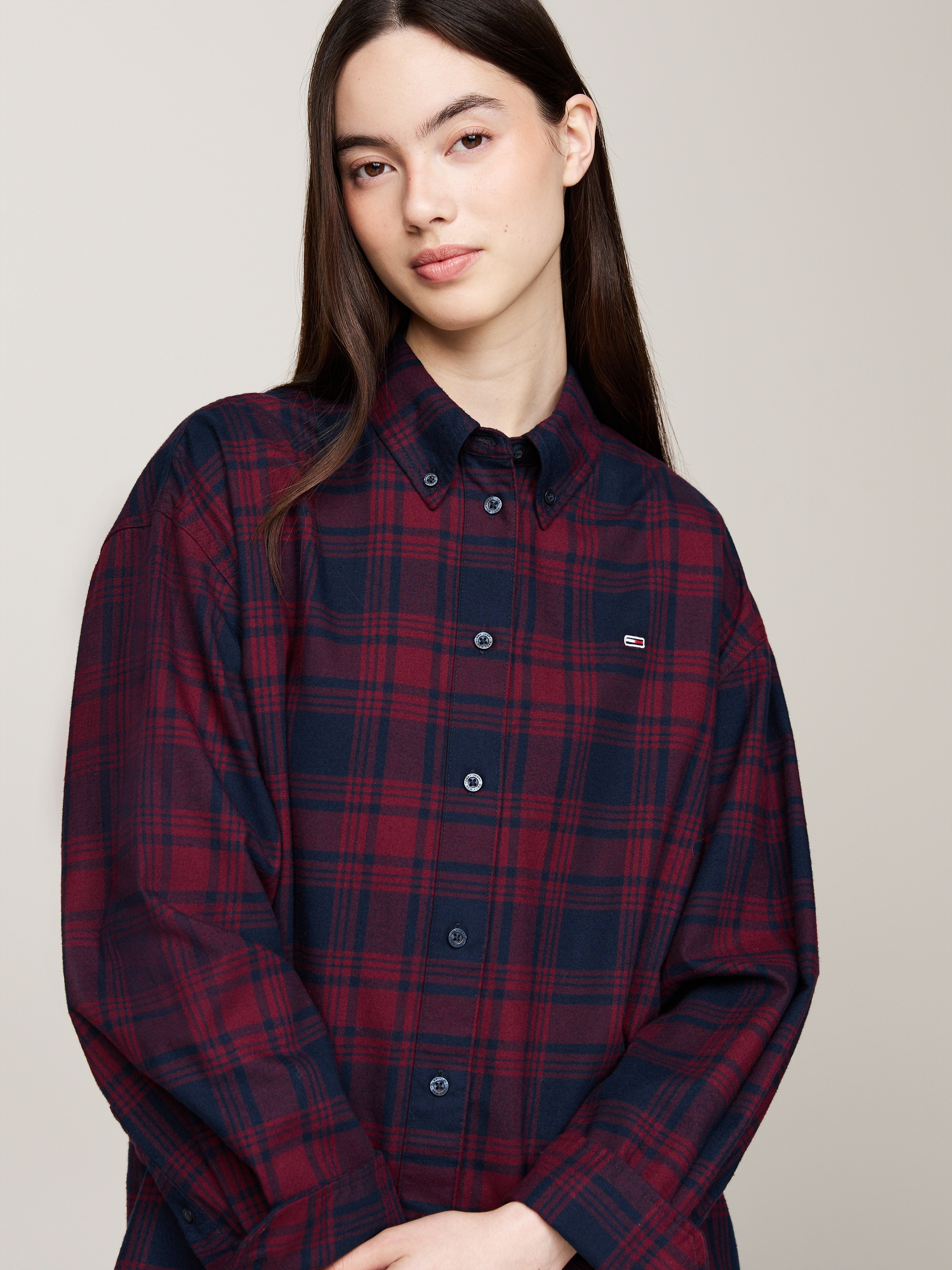 Tommy Jeans Curve Hemdbluse »TJW RLX TARTAN CHECK SHIRT EXT«, in Großen Größen mit Logostickerei