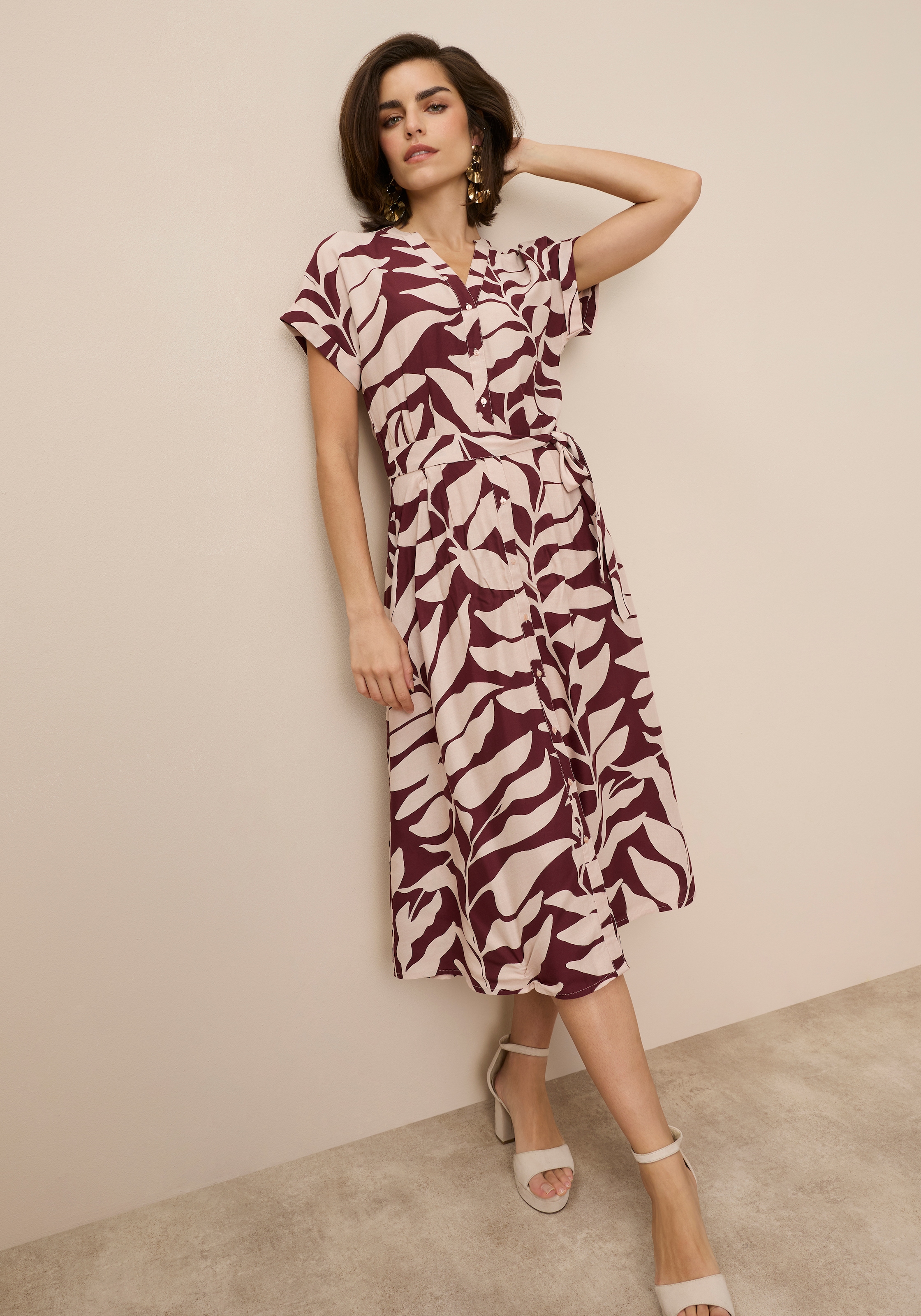 Tamaris Hemdblusenkleid »mit tailliertem Bindegürtel und Knopfleiste« Set, mit Bindegürtel, 2 tlg. tlg. aus Viskose, für Frühling und Sommer, gemustert, Mitte-Wade-Länge
