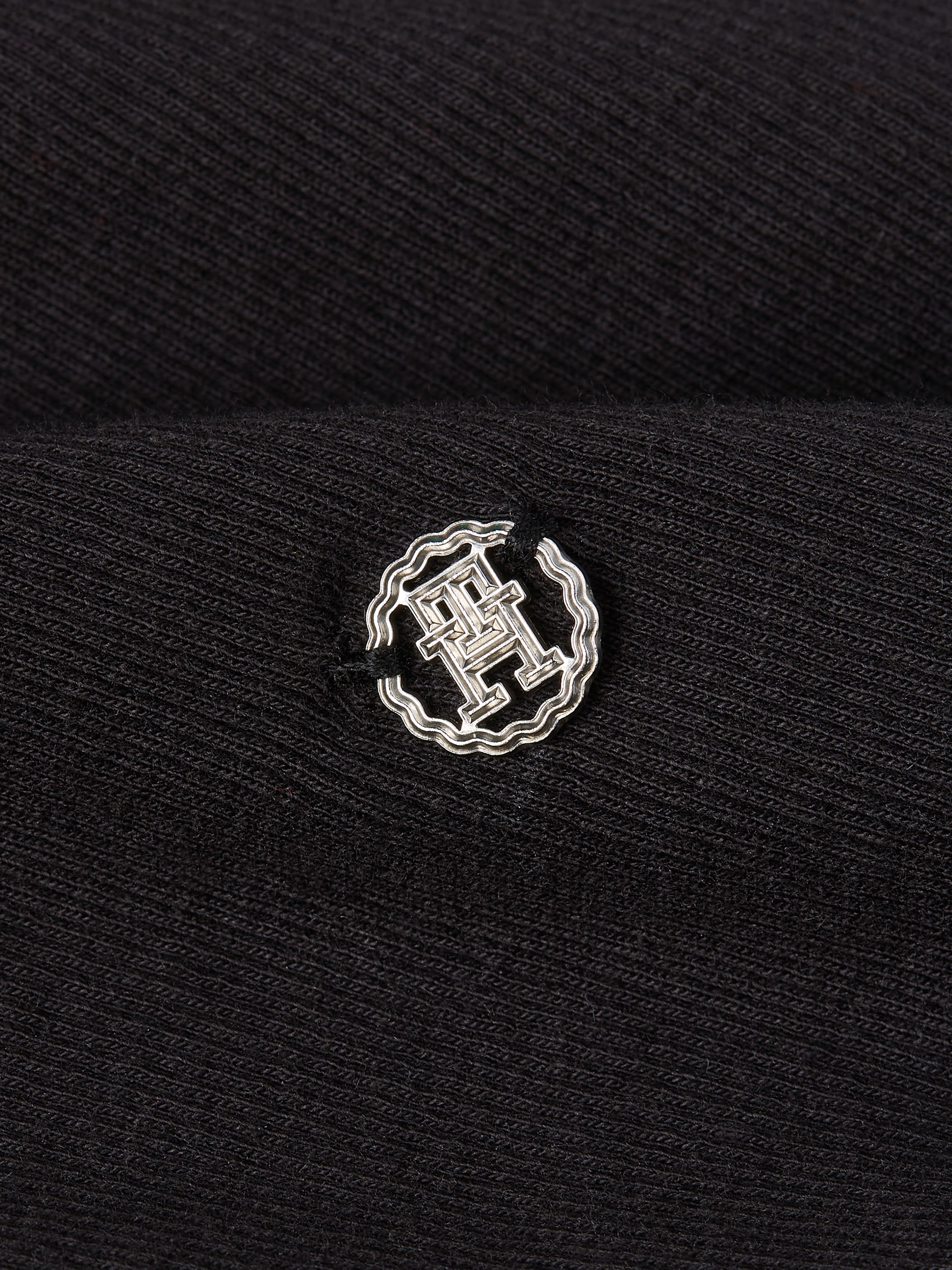 Tommy Hilfiger T-Shirt »SLIM RIB SCOOP NK CAP SLV«, mit Metalllabel