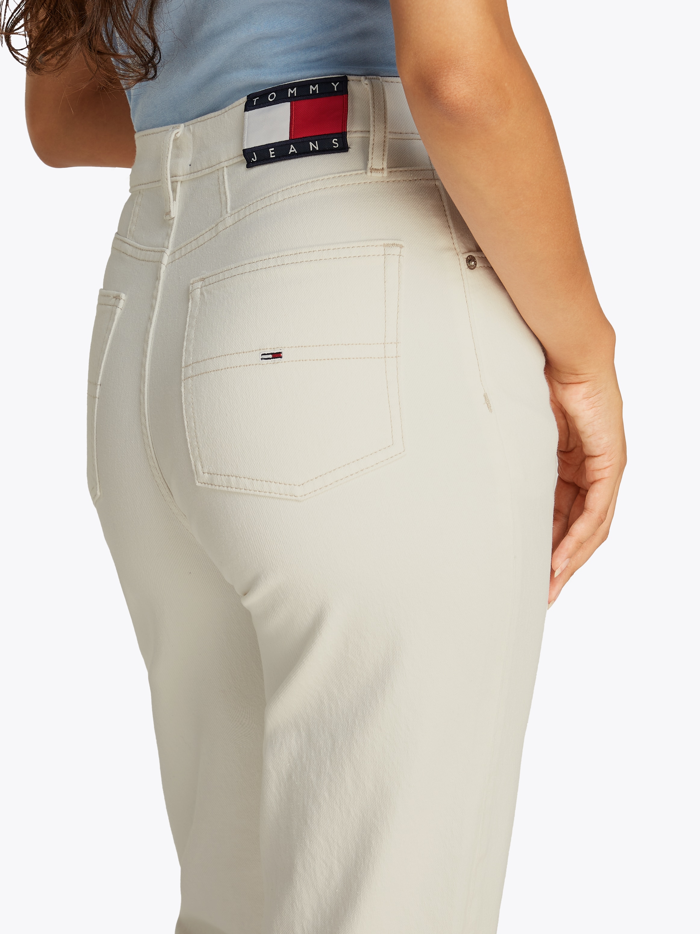 Tommy Jeans Mom-Jeans »MOM JEAN UH TPR«, mit Logo-Stickereien, in knöchelfreier Länge