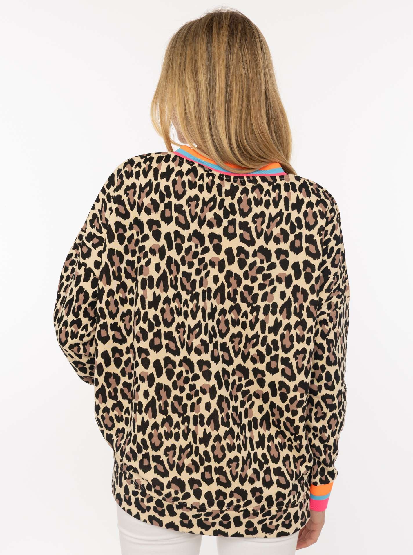 Zwillingsherz Sweatshirt »"Leo Allover Neon Kante"«, mit trendiger Leo-Optik, Vokuhila-Schnitt und neonfarbenen Details
