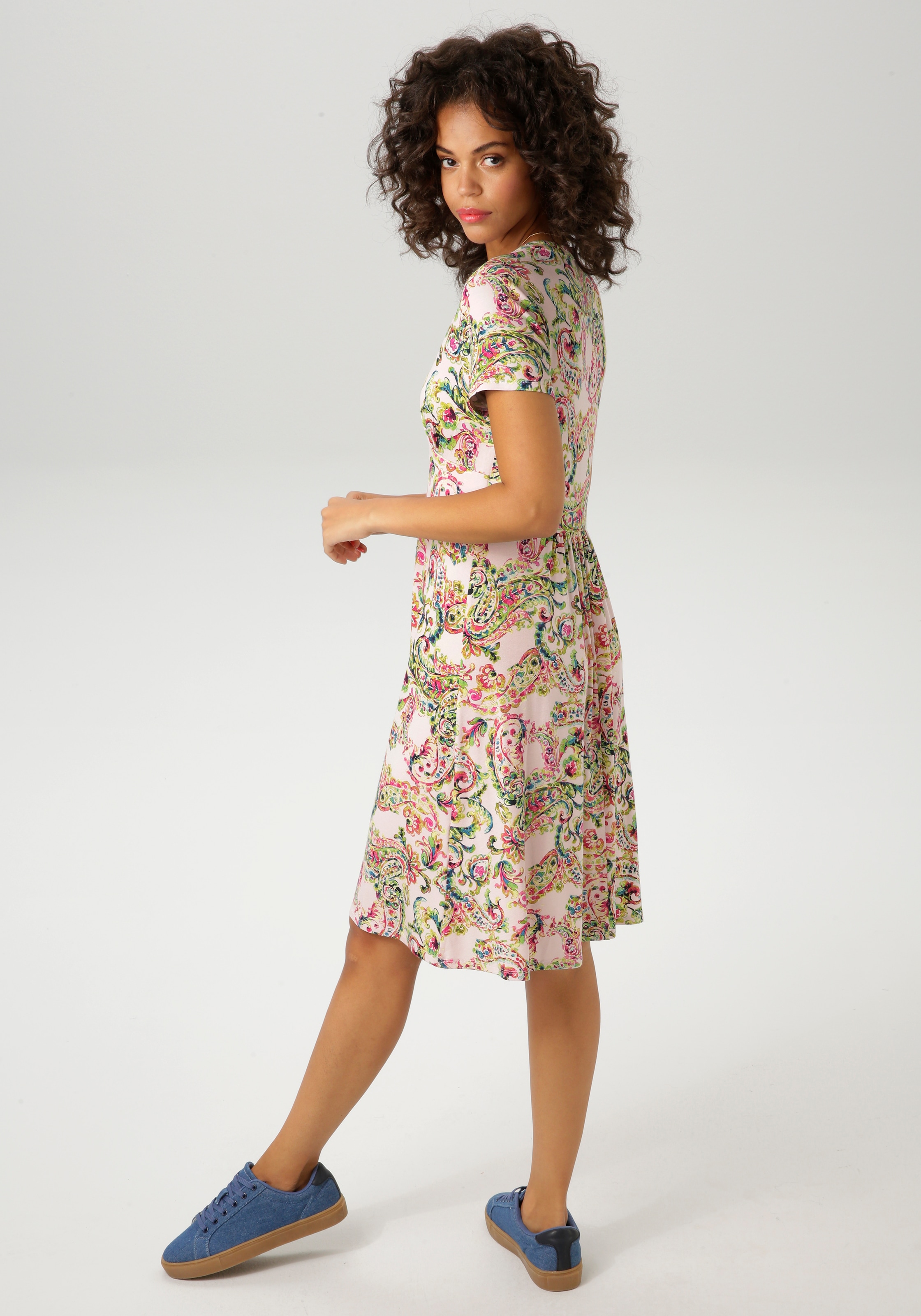 Aniston CASUAL Sommerkleid, mit fantasievollem farbharmonischen Paisley-Druck