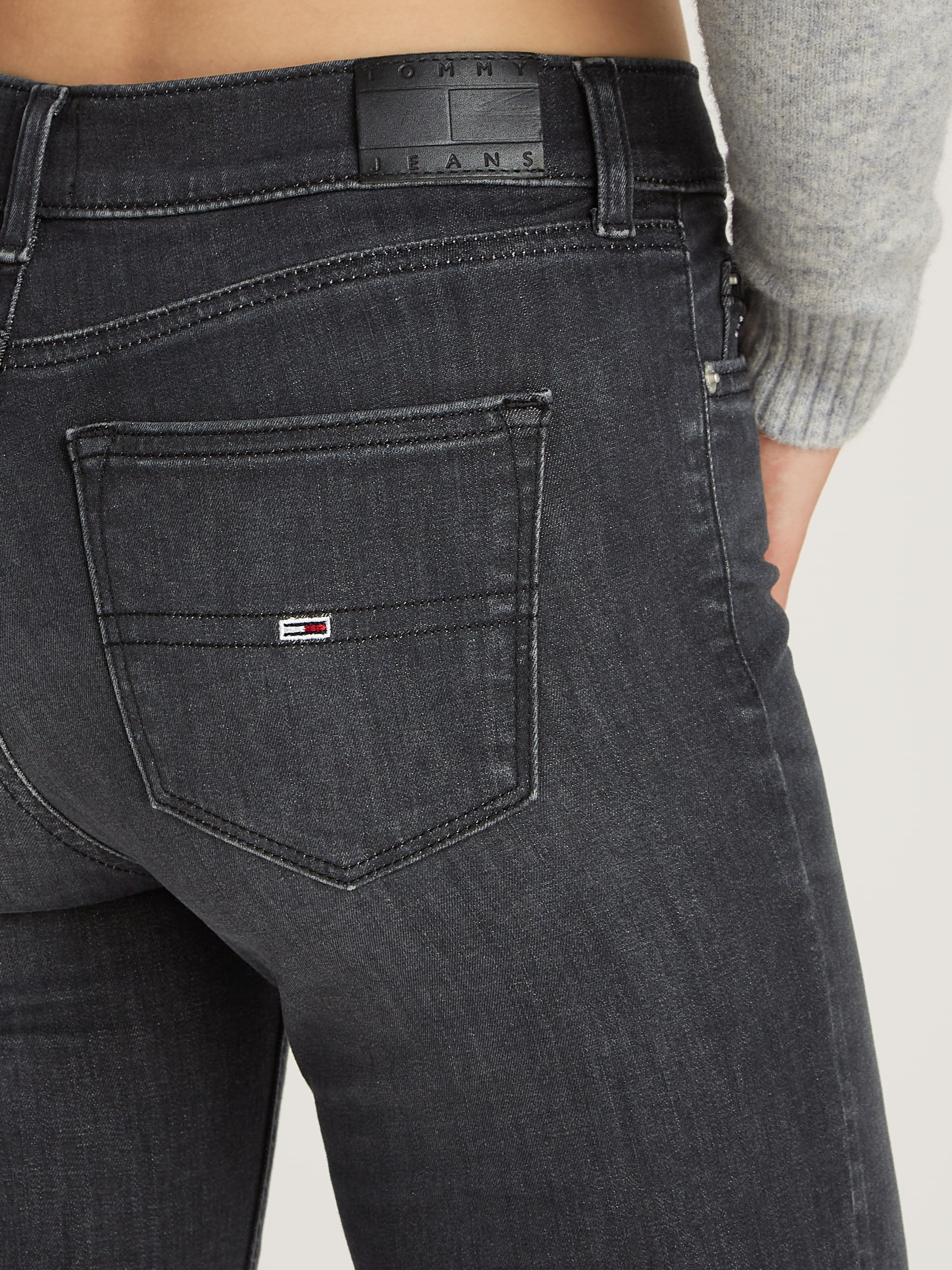Tommy Jeans Skinny-fit-Jeans »NORA MR SKNY AH1280«, mit Logo-Badge