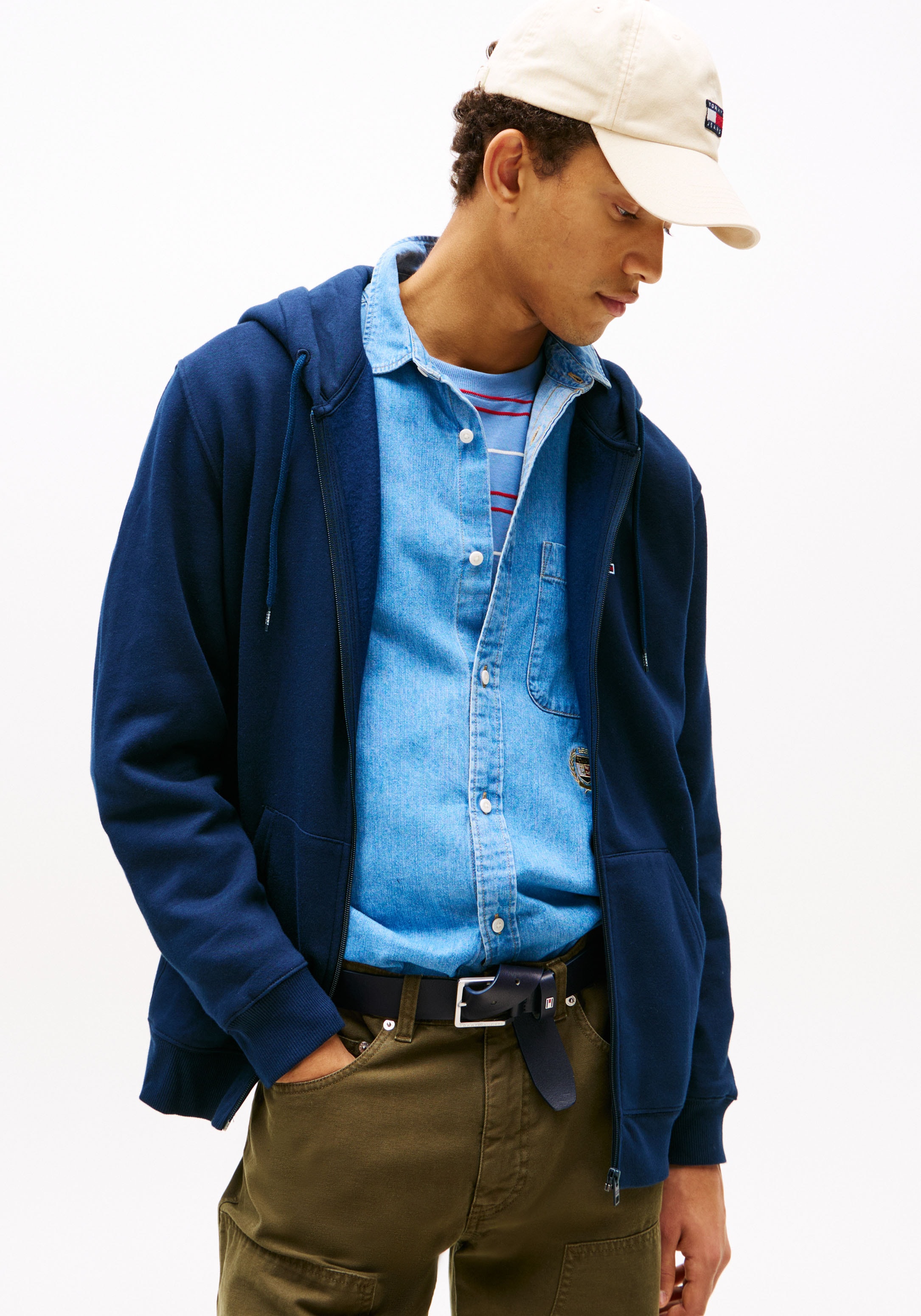 Tommy Jeans Kapuzensweatjacke »TJM REGULAR S FLAG ZIP FLEECE THRU« mit bestickten Markenlogo auf Brusthöhe