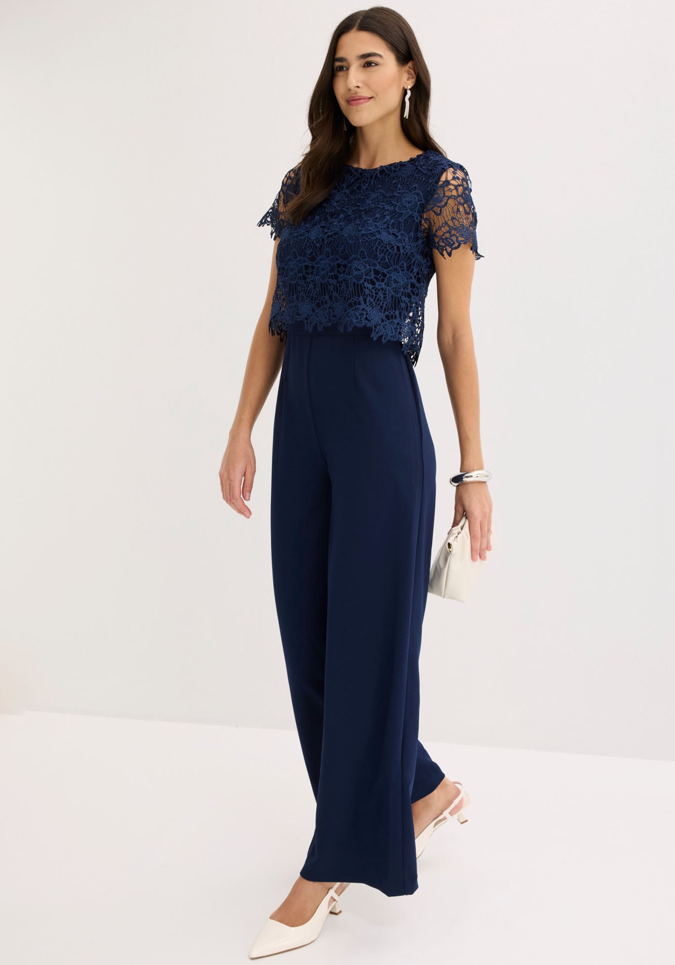 bonprix Jumpsuit mit kurzem Arm, figurumspielende Passform, weites Bein
