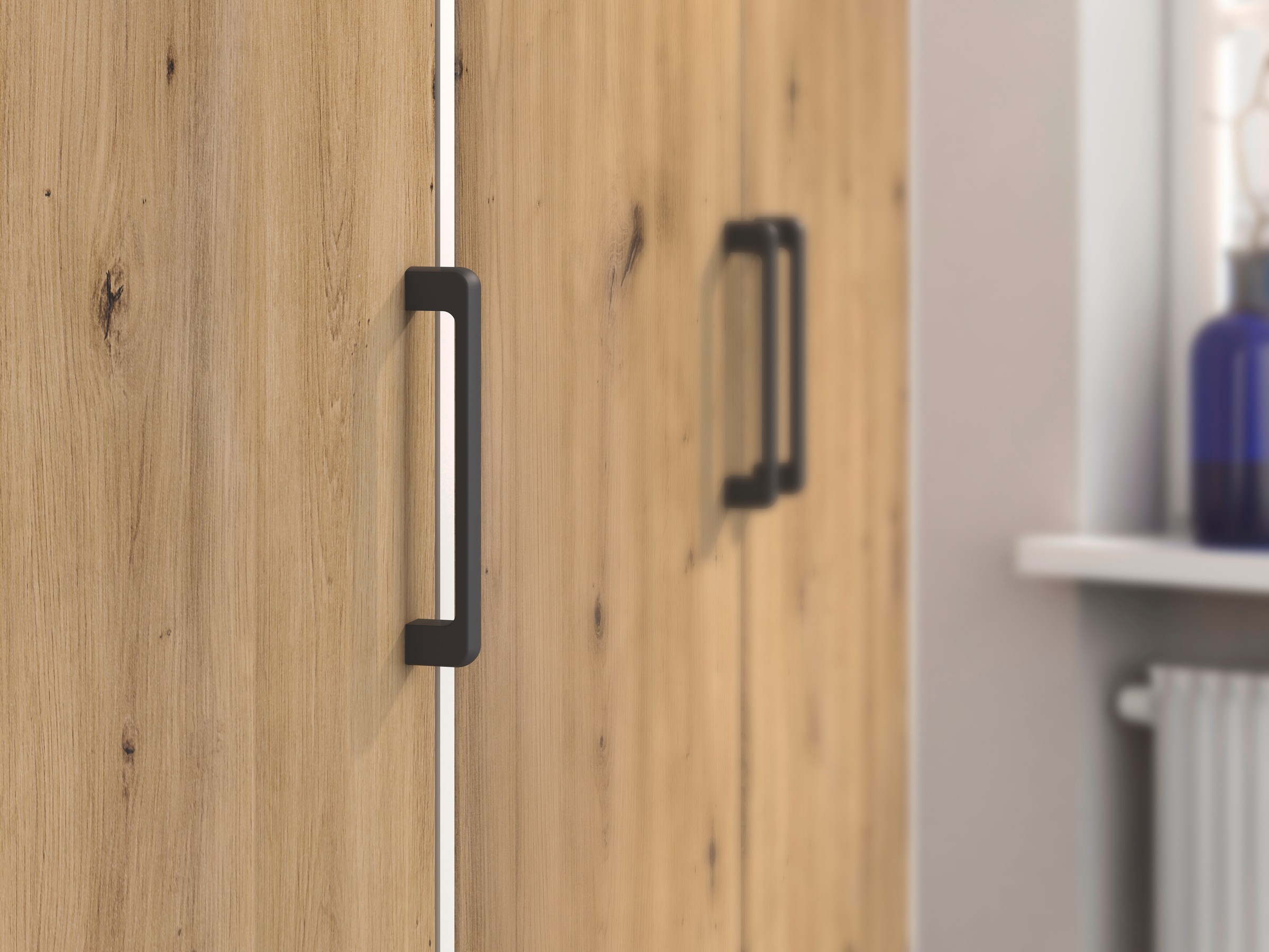 rauch Drehtürenschrank »Kleiderschrank Schrank Garderobe Wäscheschrank VOYAGER«, (in 3 verschiedenen Ausstattungen BASIC/CLASSIC/PREMIUM), mit modernen Griffen in Graumetallic, inkl. Schubkästen und Spiegel
