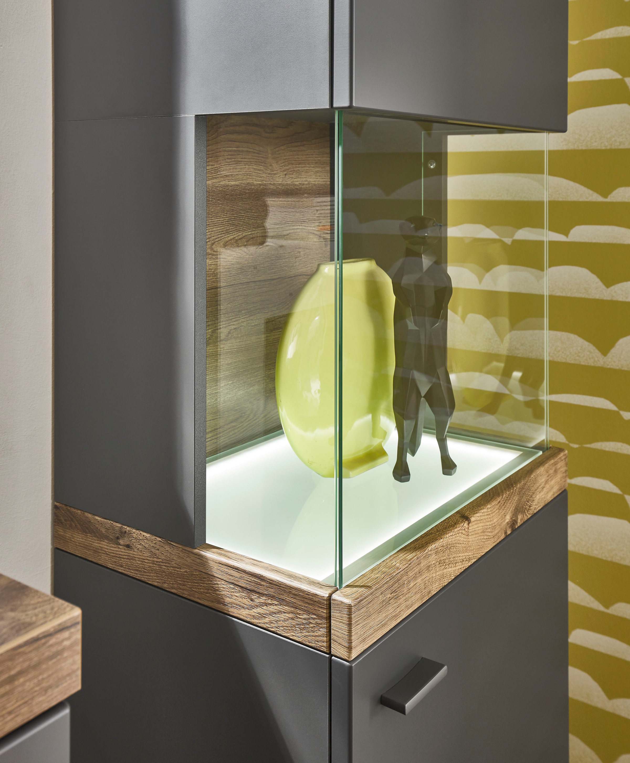 set one by Musterring Glasvitrine »Lancaster«, Farben weiß oder grau mit Eicheabsetzung, mit LED-Beleuchtung