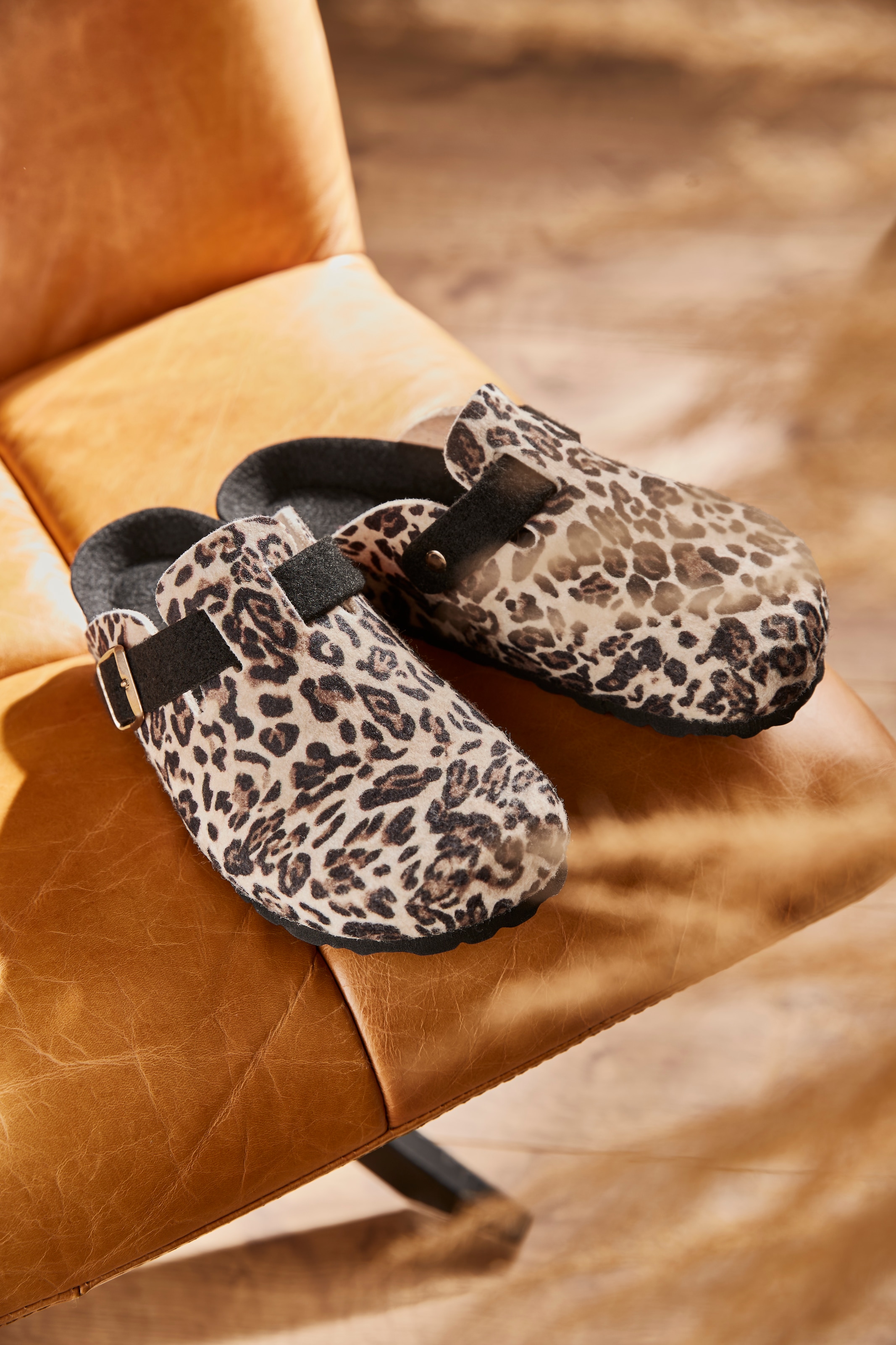 Aniston SHOES Clog, Clog, Hausschuh, Homeslipper, verstellbare Schnalle - NEUE KOLLEKTION