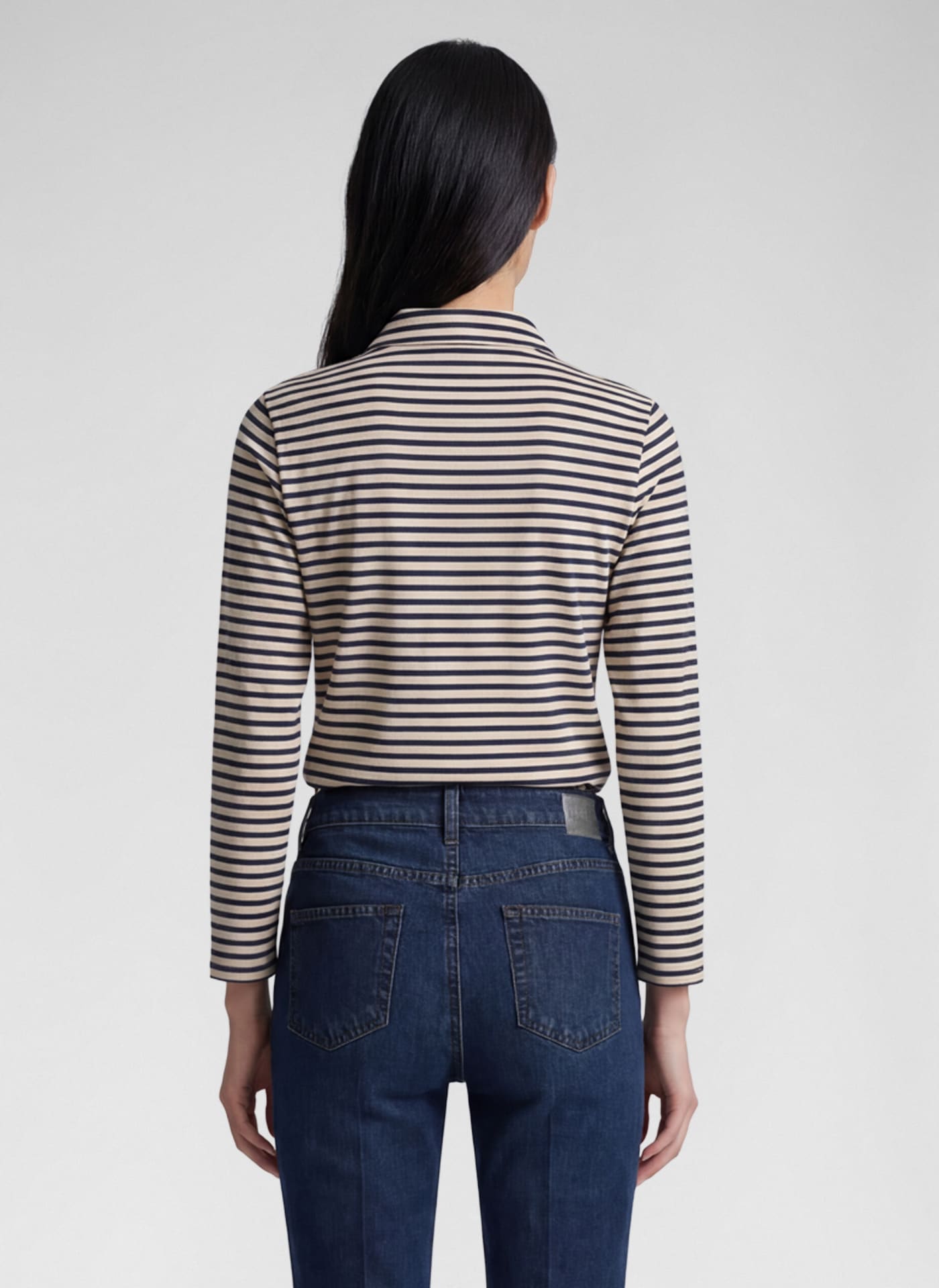 Rabe im Streifen-Look und mit Hemdblusenkragen