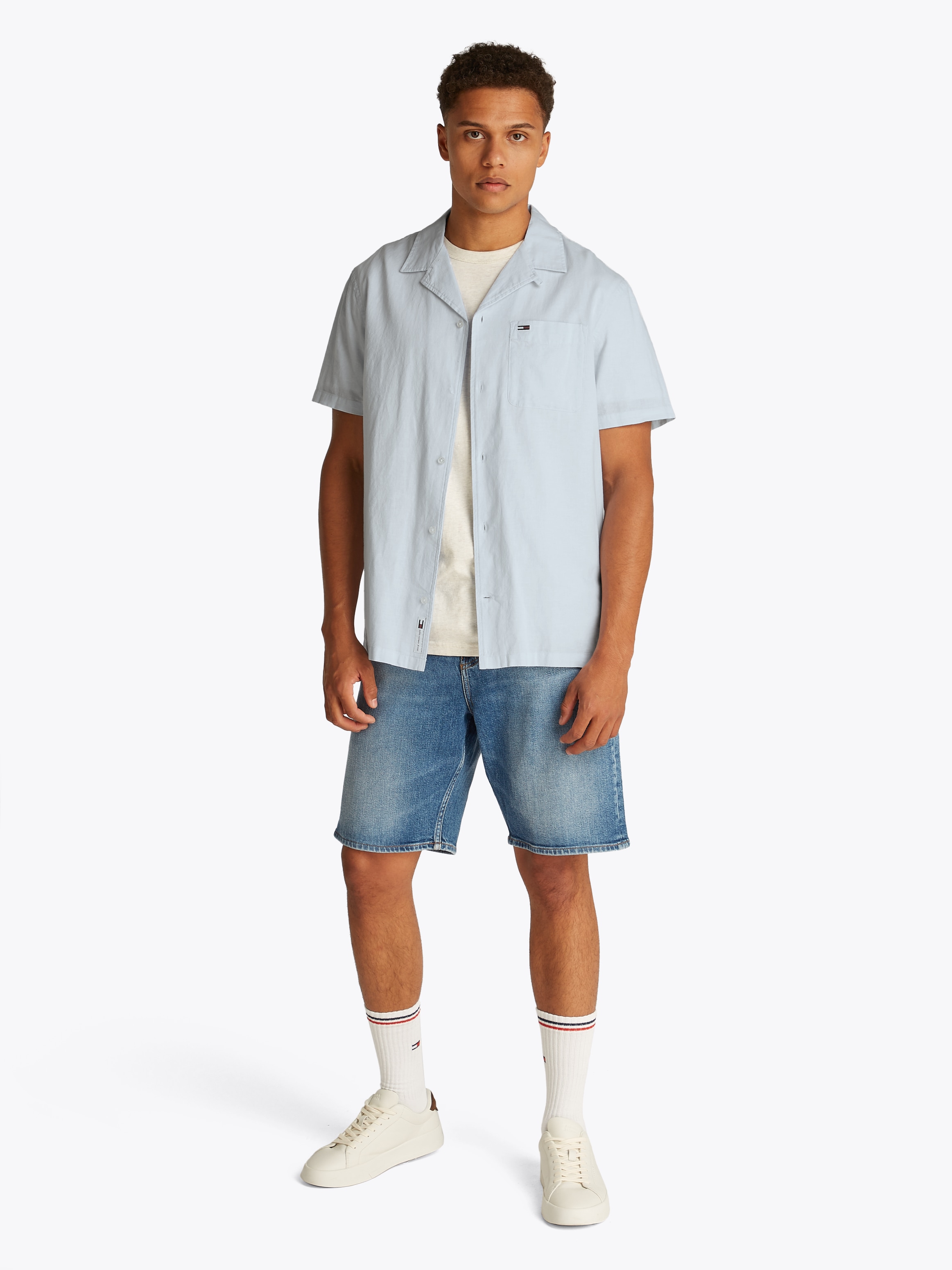 Tommy Jeans Kurzarmhemd »TJM LINEN BLEND CAMP SS EXT«, Mit V-Ausschnitt