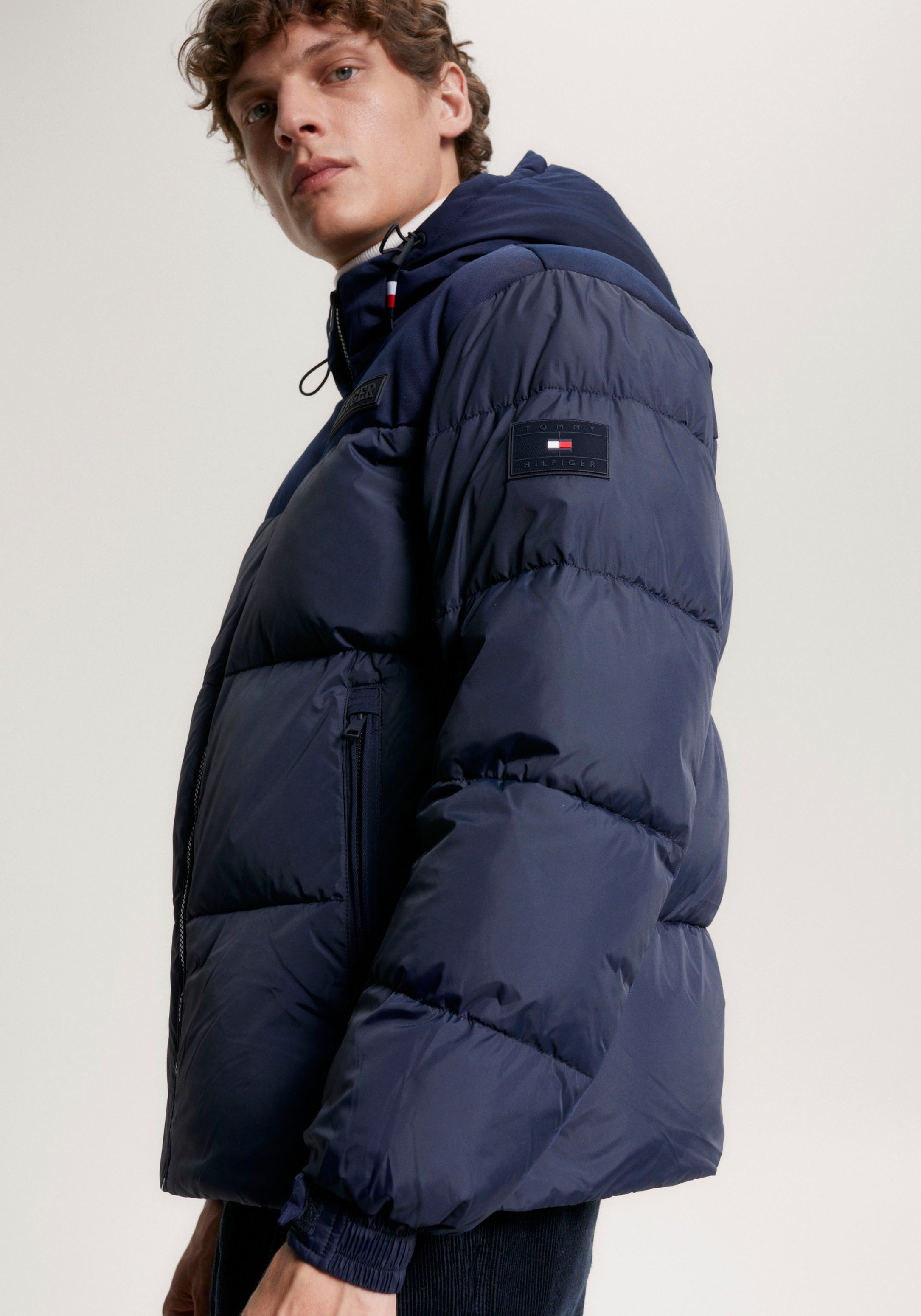 Tommy Hilfiger Steppjacke »NEW YORK HOODED JACKET«, mit Kapuze, hochgeschlossene Winterjacke, wasserabweisend, verstellbare Ärmel