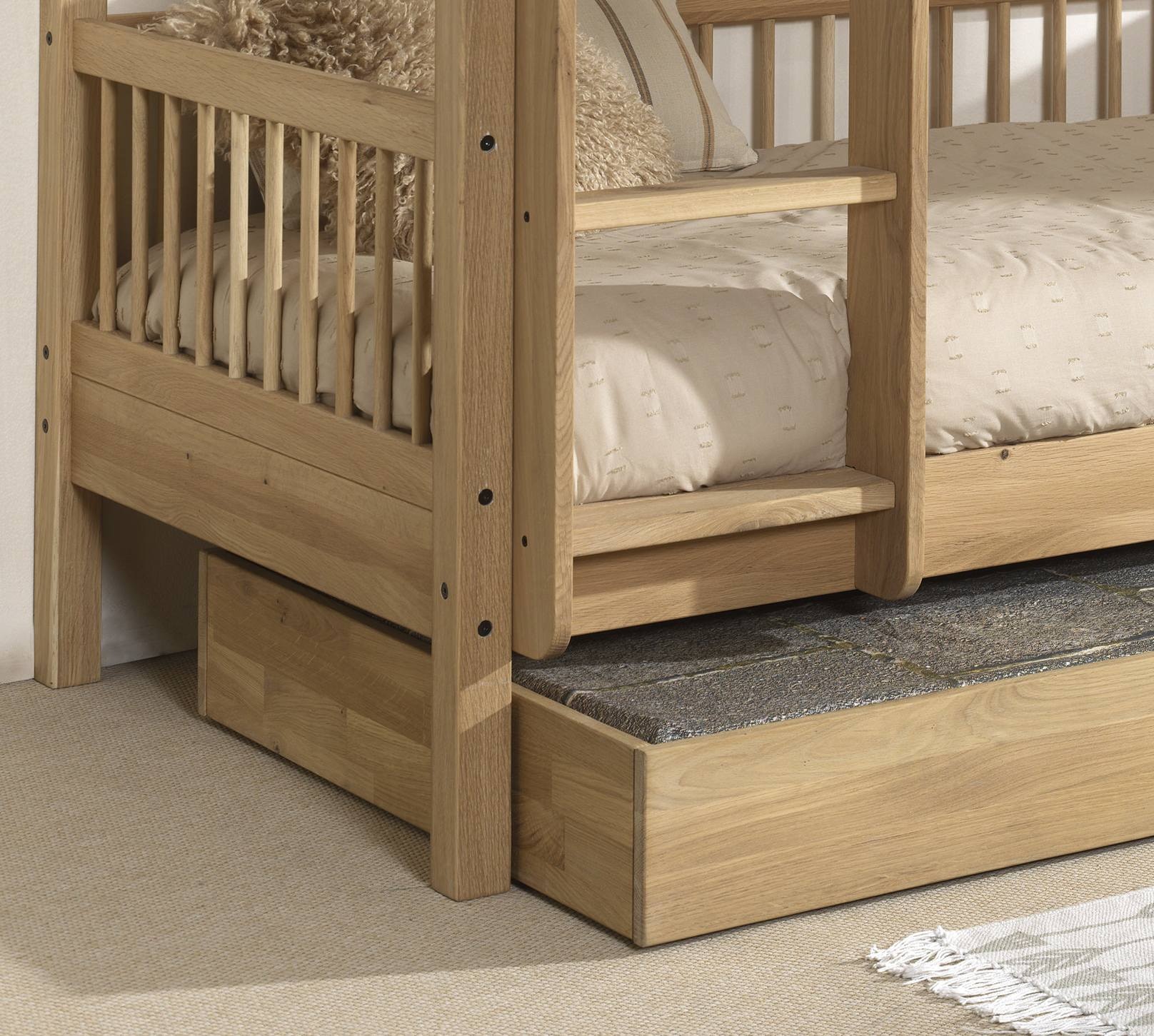 Home affaire Etagenbett »Forrest, Eiche massiv, Made in Europe, langlebige Qualität«, (H/B/T ca. 176/90/200cm), Schublade + unterer Rausfallschutz optional, stabil, 2 Lattenroste