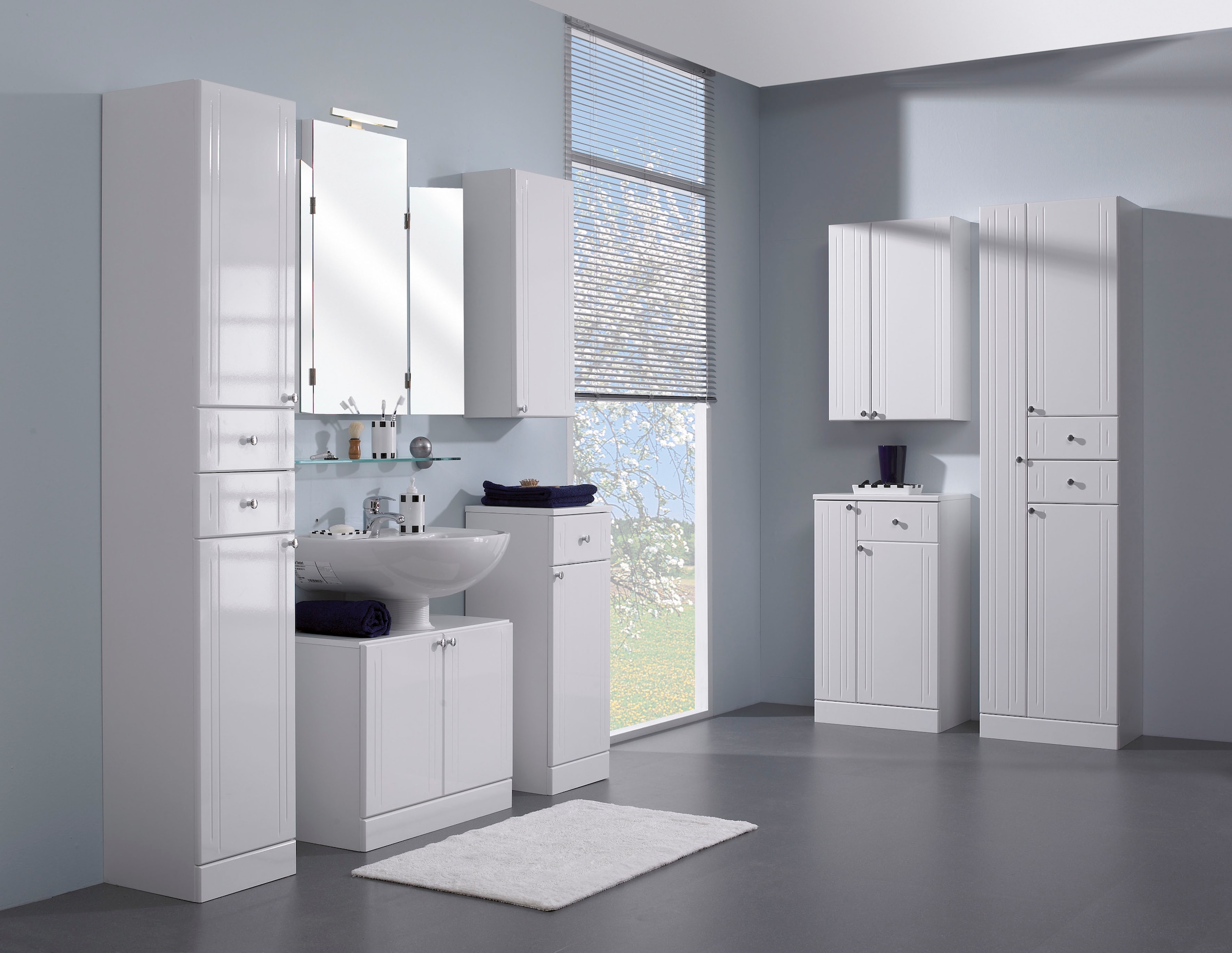 Saphir Hochschrank »Quickset 955 Badschrank, 50 cm breit, 3 Türen, 2 Schubladen« Badezimmer-Hochschrank inkl. Türdämpfer, Griffe in Chrom glänzend