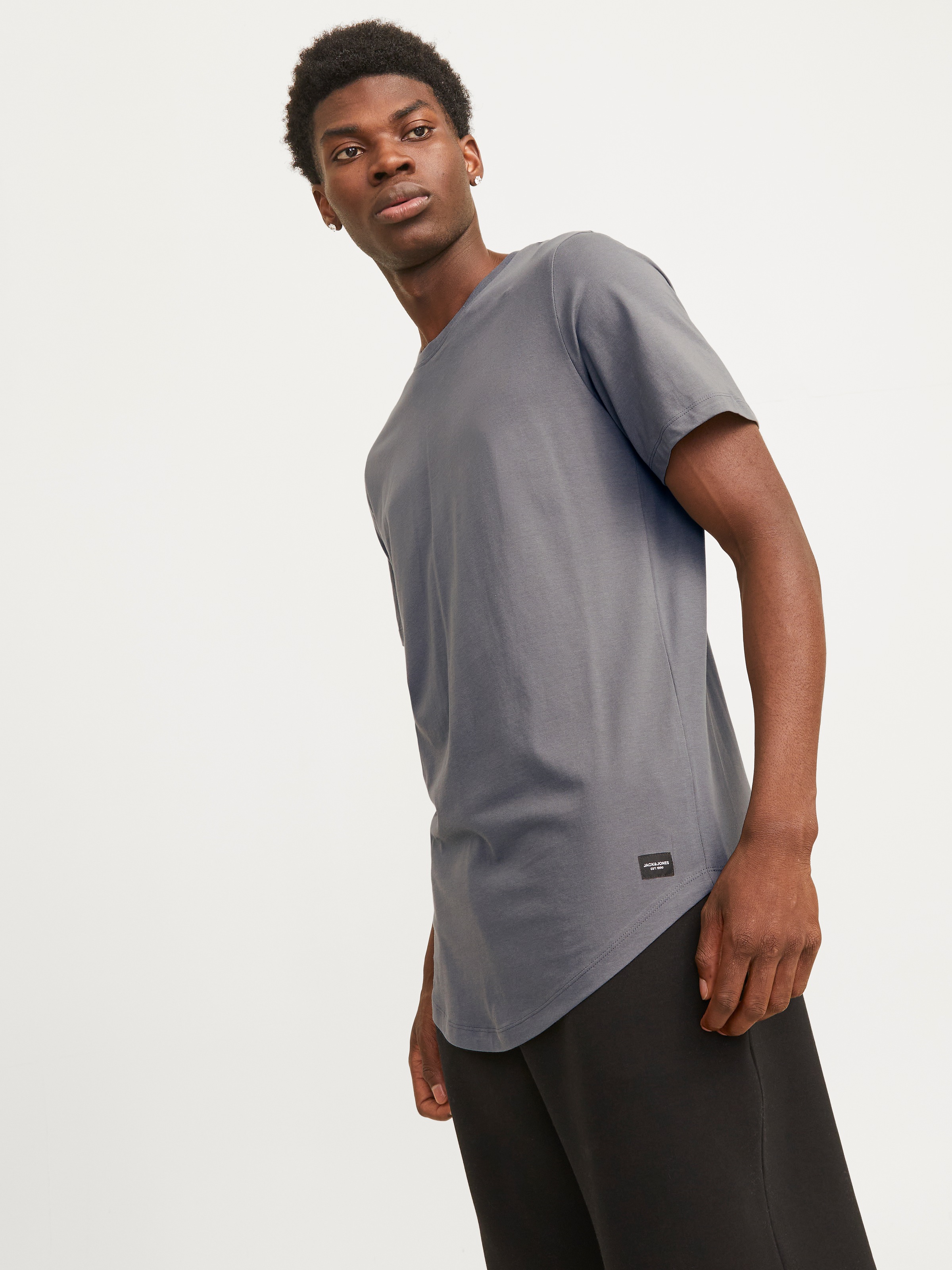 Jack & Jones Rundhalsshirt »JJENOA TEE SS CREW NECK NOOS«, mit abgerundetem Saum