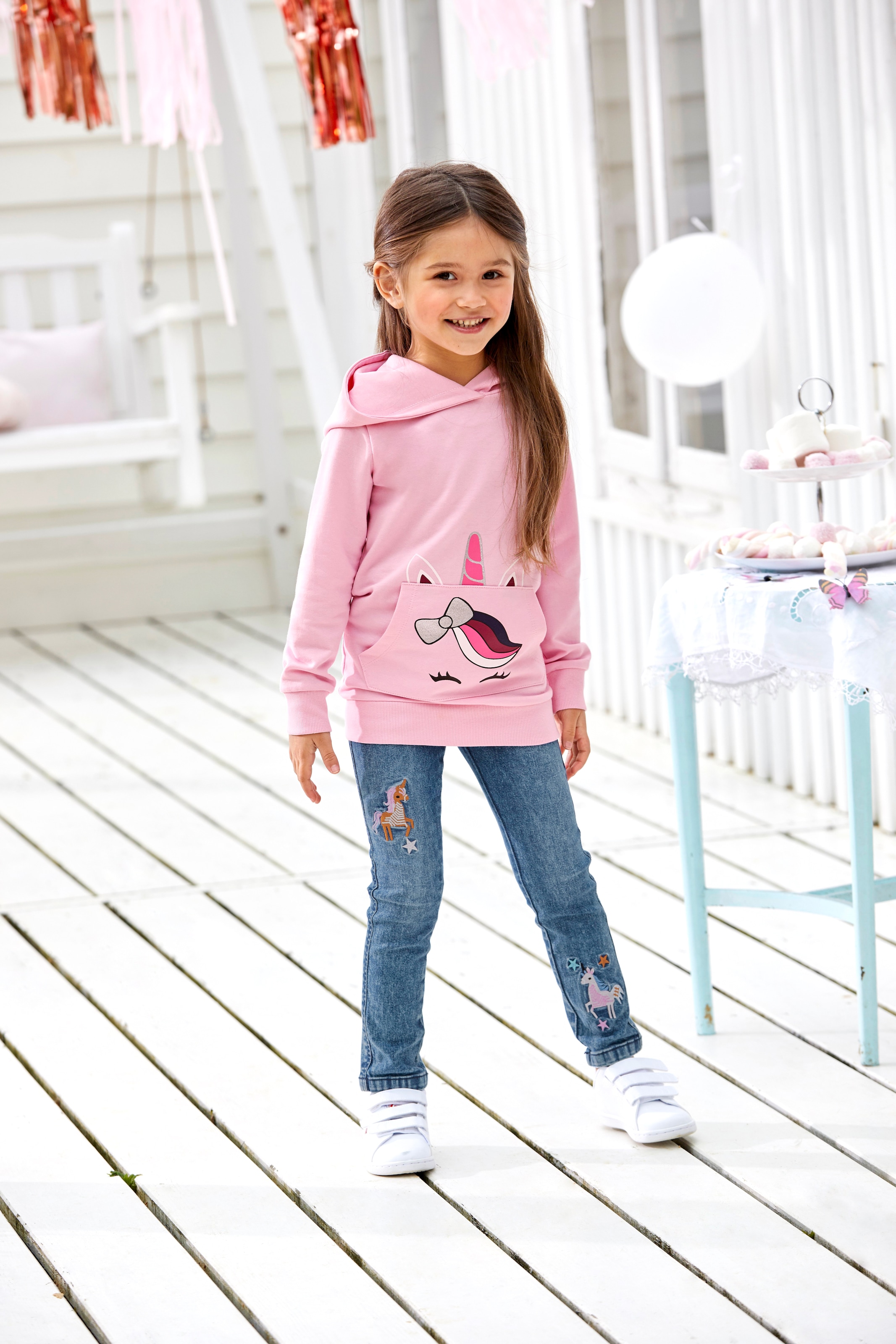 KIDSWORLD Kapuzensweatshirt », Longsweatshirt mit niedlichem Einhorn«, Langarm,  Basic-Passform,  bedruckt,  mit Kapuze,  aus Baumwolle
