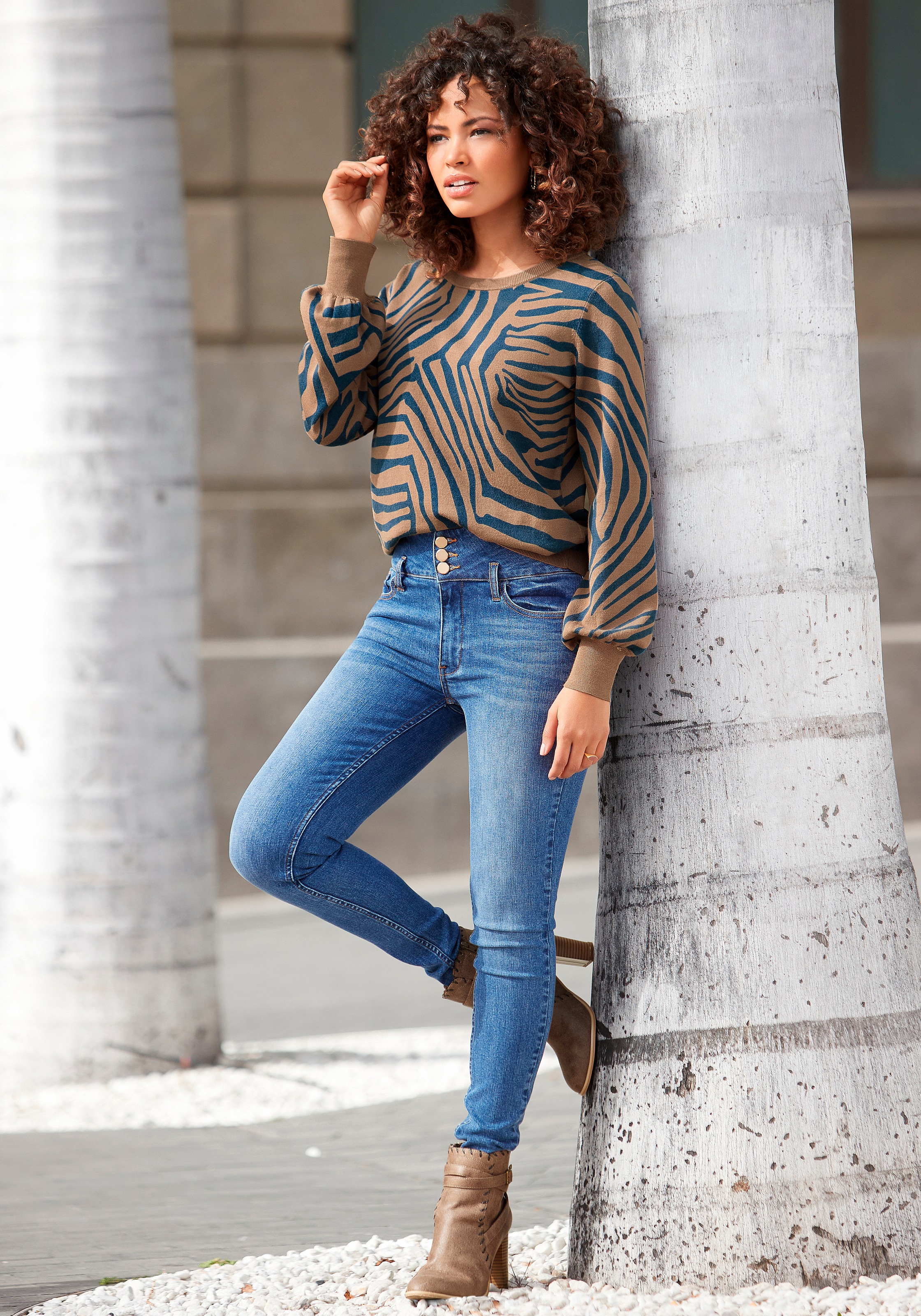 LASCANA High-waist-Jeans, mit goldfarbenen Knöpfen, schmale Form, Stretch-Anteil