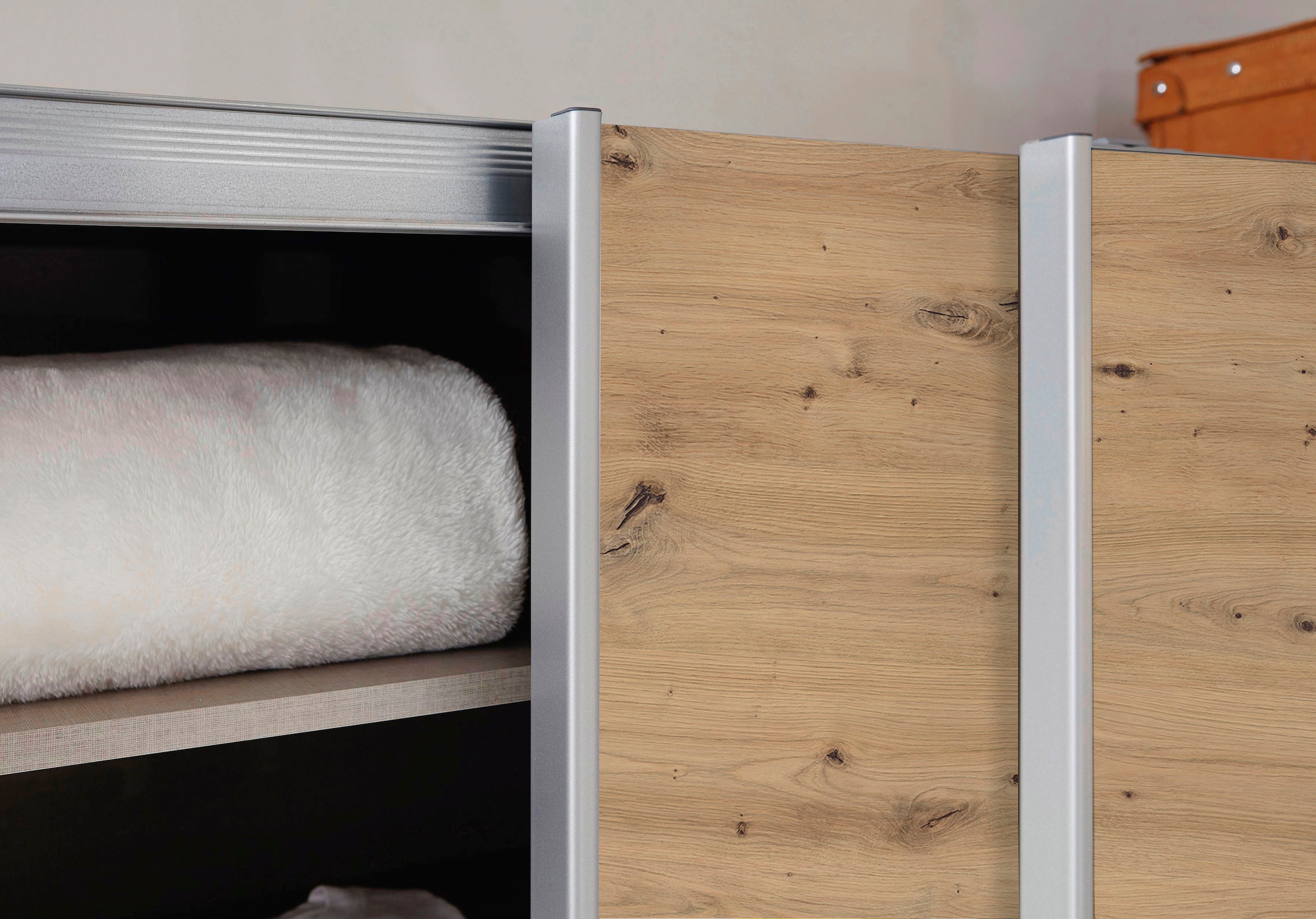 INOSIGN BY RAUCH Schwebetürenschrank »Kleiderschrank Schrank Garderobe Schlafzimmerschrank THANOS«, (in 3 verschiedenen Ausstattungen BASIC/CLASSIC/PREMIUM), Optional mit Spiegel, Metall-Griffleisten alufarben MADE IN GERMANY