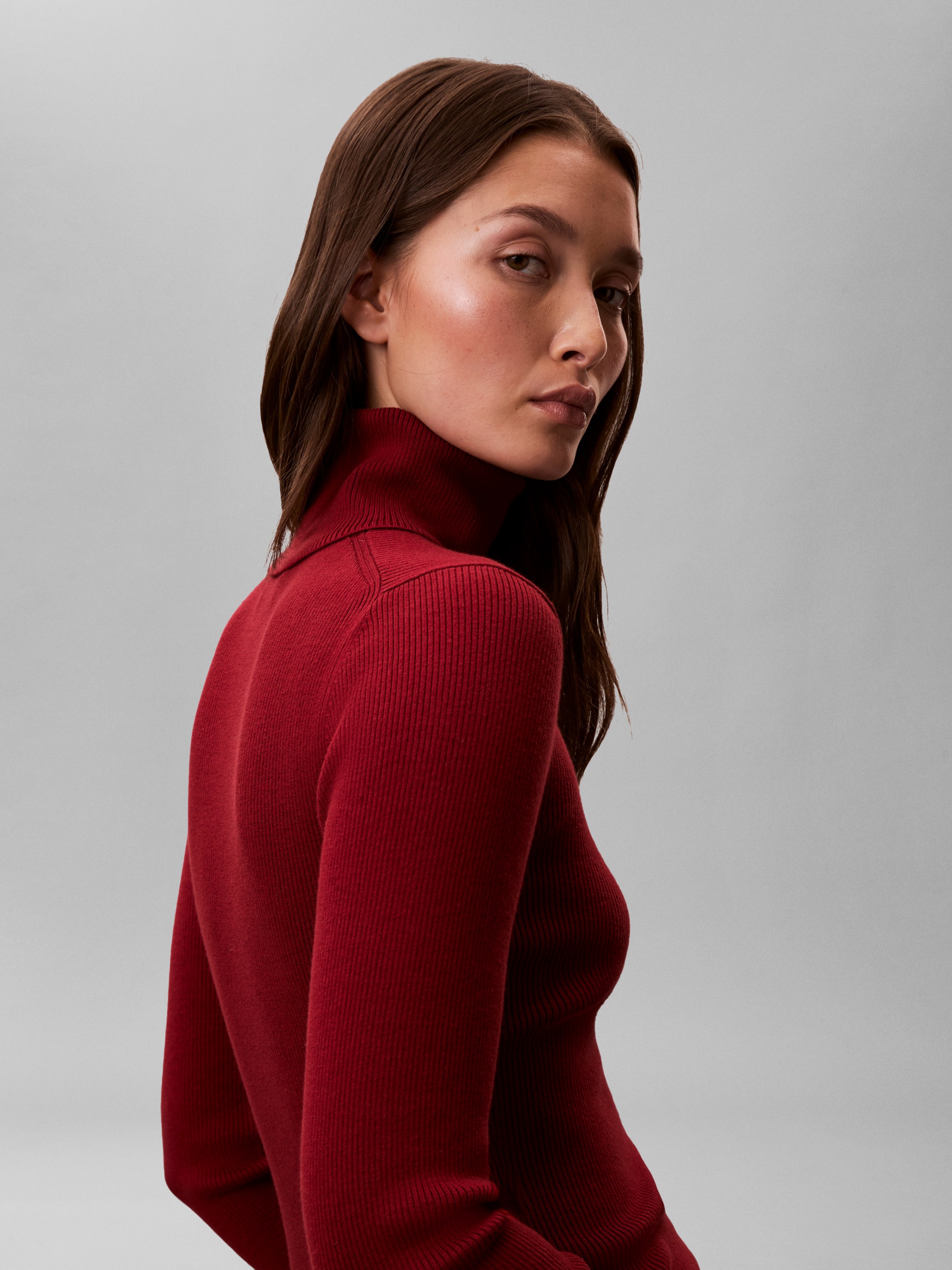 Calvin Klein Jeans Rollkragenpullover Rippstrick, figurbetonte Passform, Markenlabel