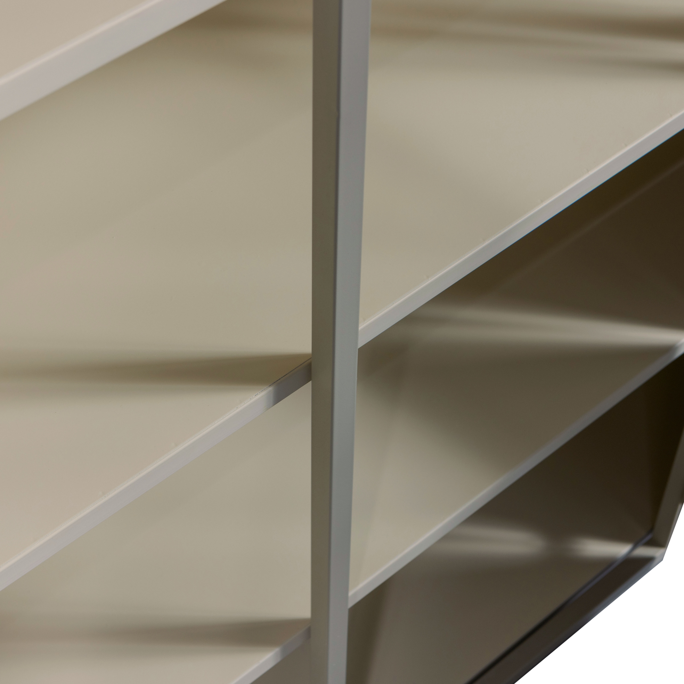 WOOOD Vitrine »EXHIBIT XL mit 2 Glastüren  METALL« Die Vitrine Exhibit aus mattem Metall bietet 5 robuste Einlegeböden.