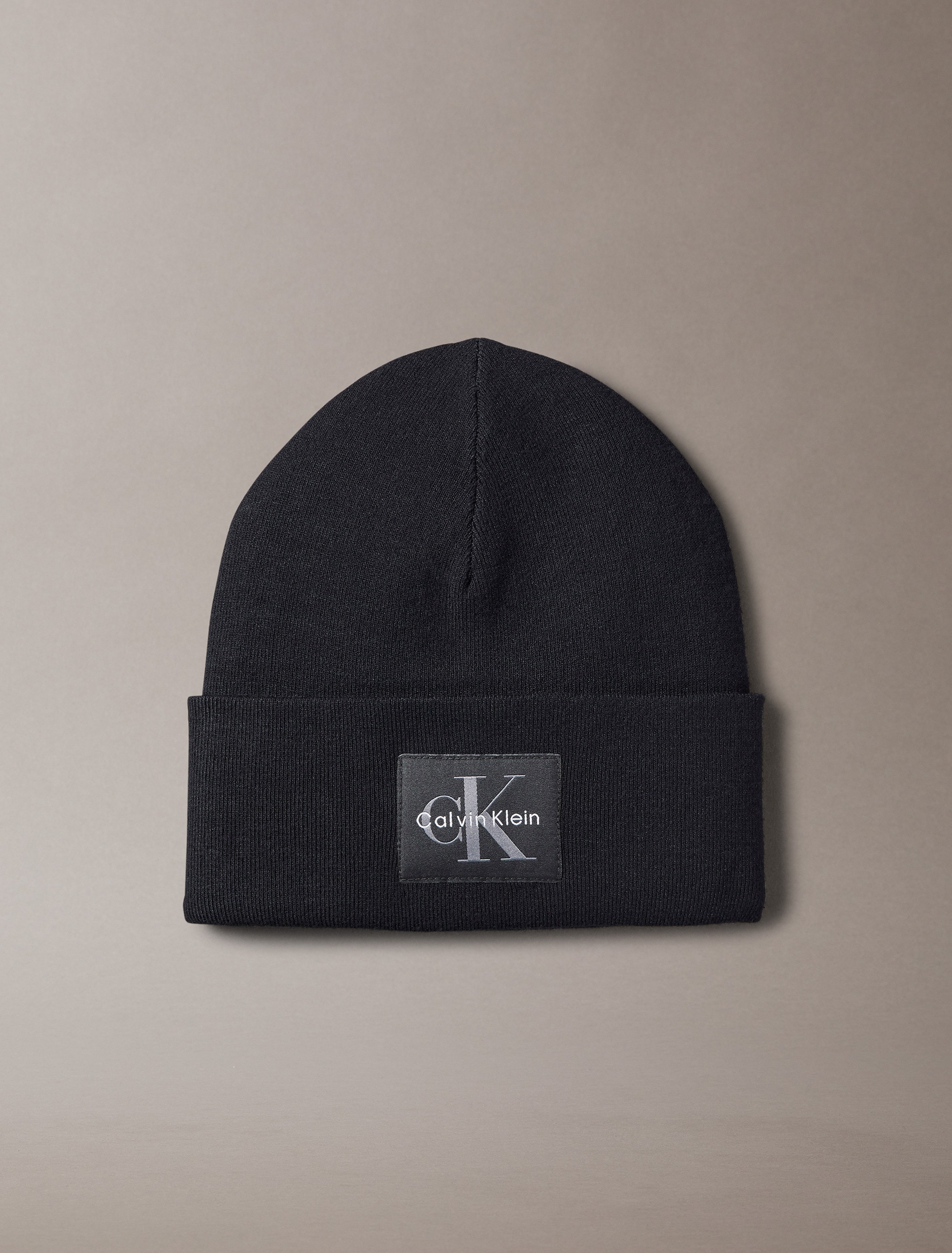CALVIN KLEIN Beanie »MONOLOGO PATCH BEANIE« Perfekt für den Alltag Black