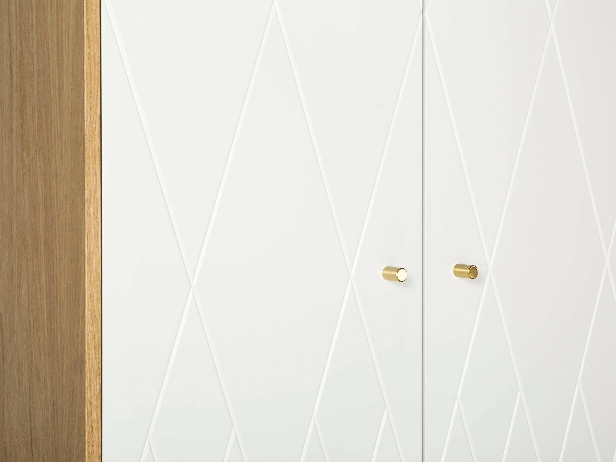 andas Kleiderschrank »MIA«, Fräsungen in den Fronten, goldene Griffe