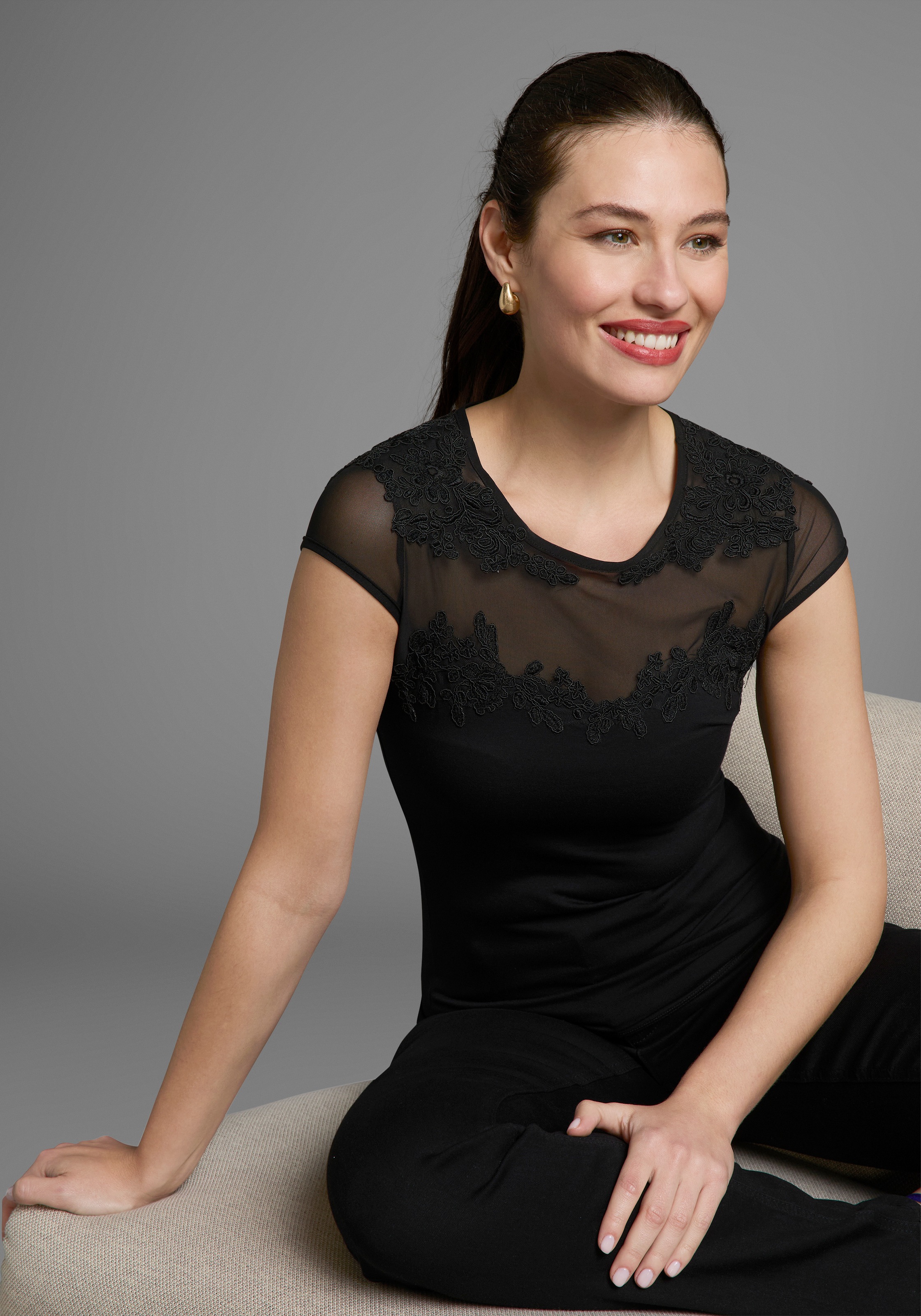 Melrose Rundhalsshirt, Kurzarm, sehr figurbetont, femininer Stil