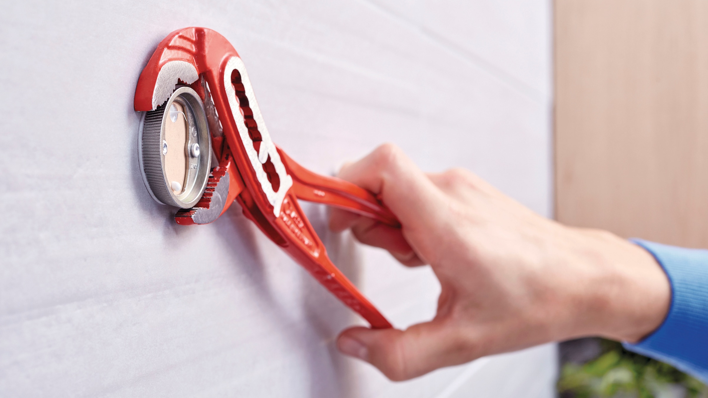 tesa Handtuchstange »EKKRO Badetuchstange ohne Bohren - 5 cm : 64,5 cm  : 6,0 cm« selbstklebende Handtuchhalterung - chrom - silber glänzend