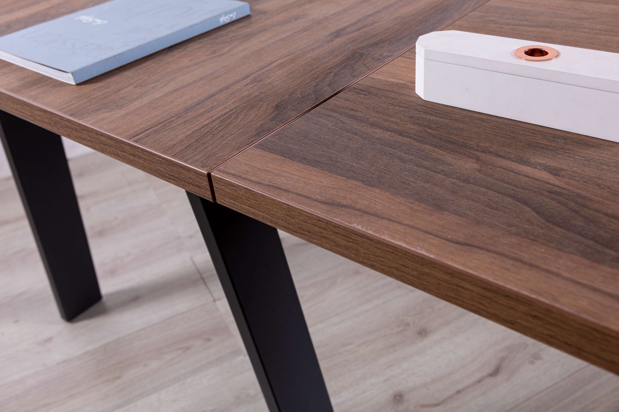 Composad Eckschreibtisch »Davinci«, mit Metallbeinen, 171,5x150 cm, 100% recyceltes Holz, Made in Italy