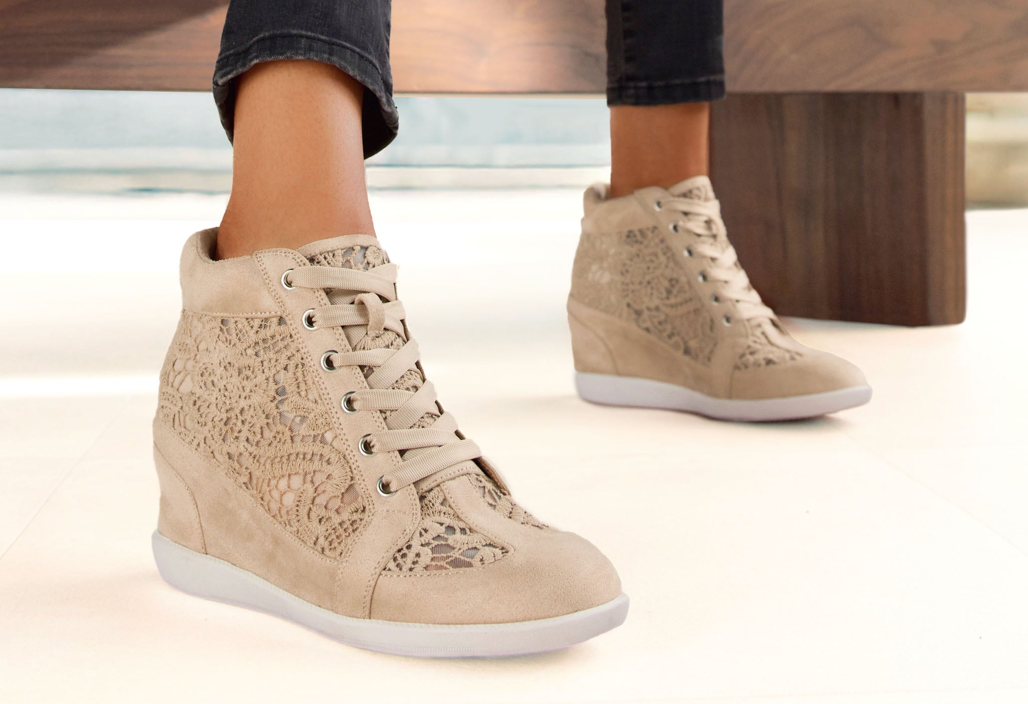 LASCANA Sneaker »Freizeitschuh, Keilstiefelette, Stiefelette«  mit innenliegendem Keilabsatz und Spitzendetails