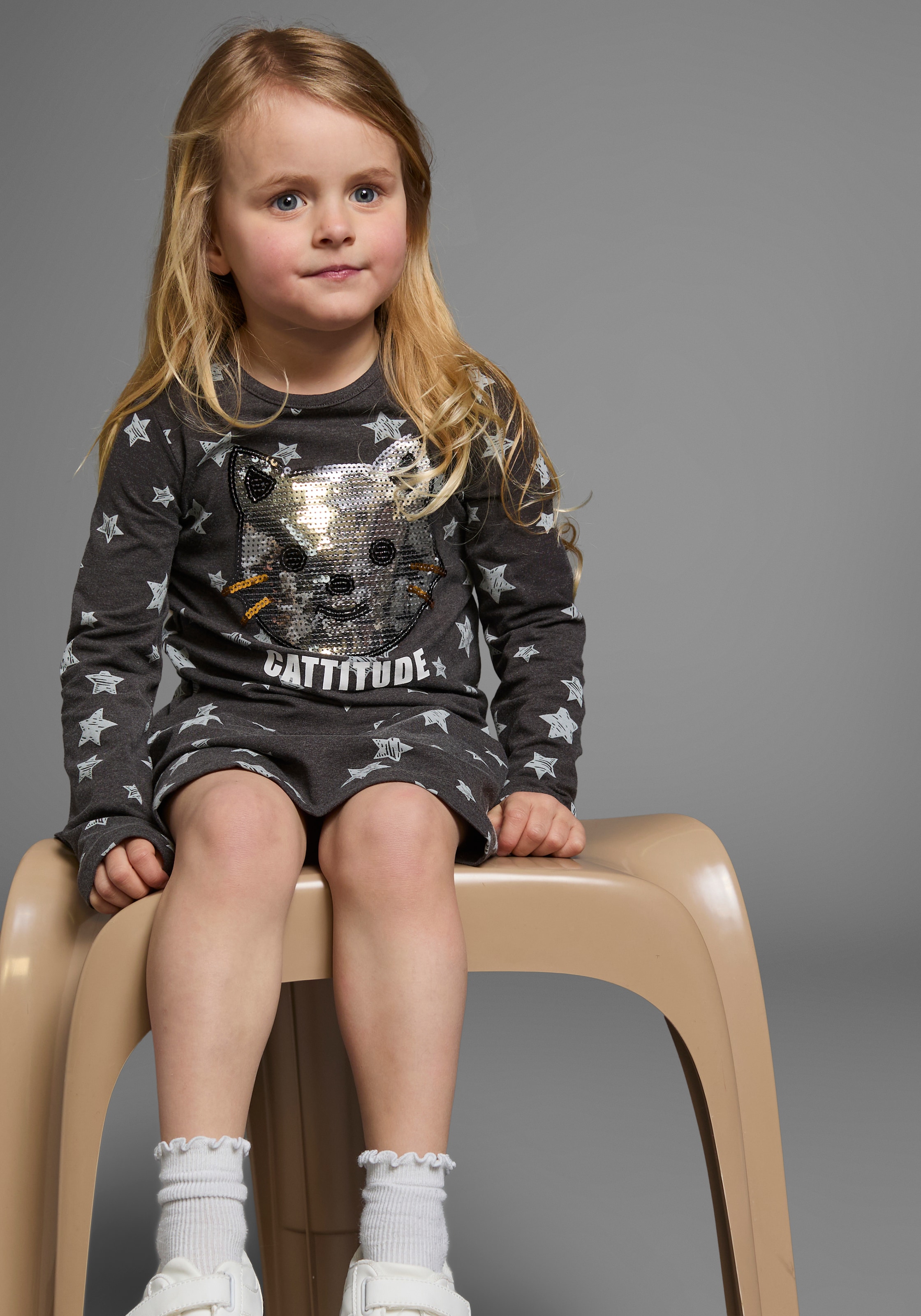 KIDSWORLD Jerseykleid »Kleid mit Pailletten«, Shirtkleid mit süßer Paillettenapplikation