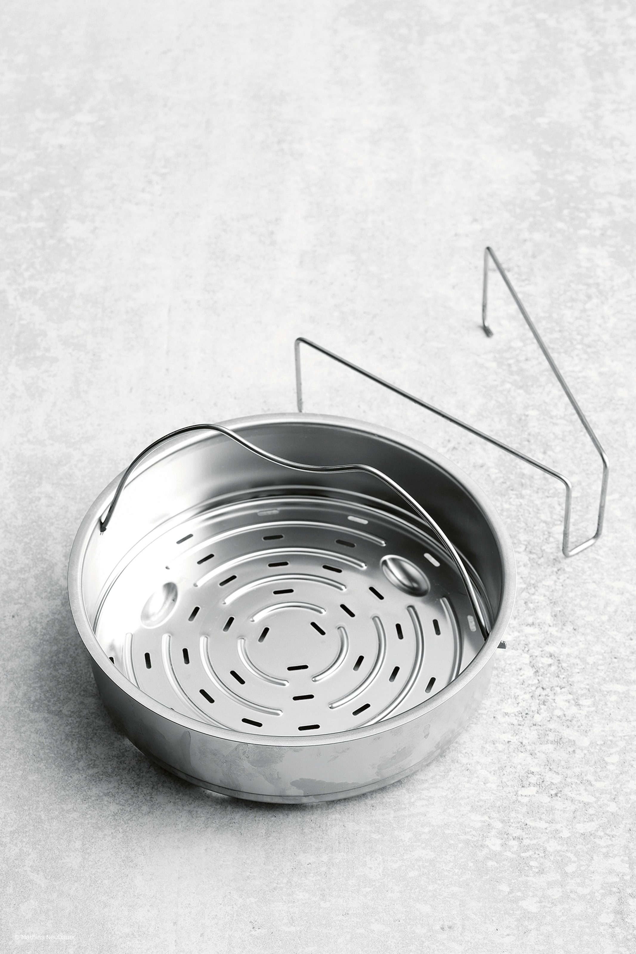 Fissler Schnellkochtopf »Vitaquick® Premium«, Edelstahl 18/10, (3 tlg., 1 Schnellkochtopf 8 L, 1 Metalldeckel, 1 Dünsteinsatz), Made in Germany, mit gelochtem Einsatz