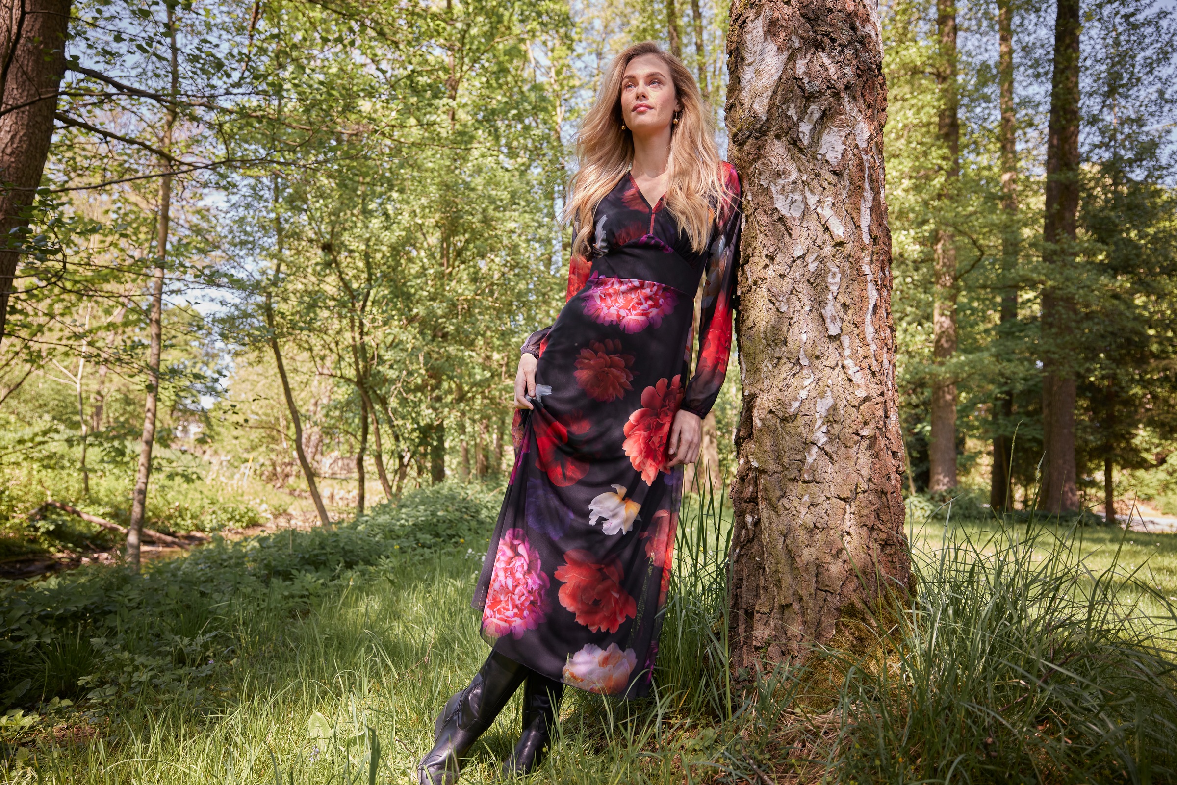 Aniston CASUAL Maxikleid, mit farbenfrohen, großflächigen Blüten bedruckt - NEUE KOLLEKTION